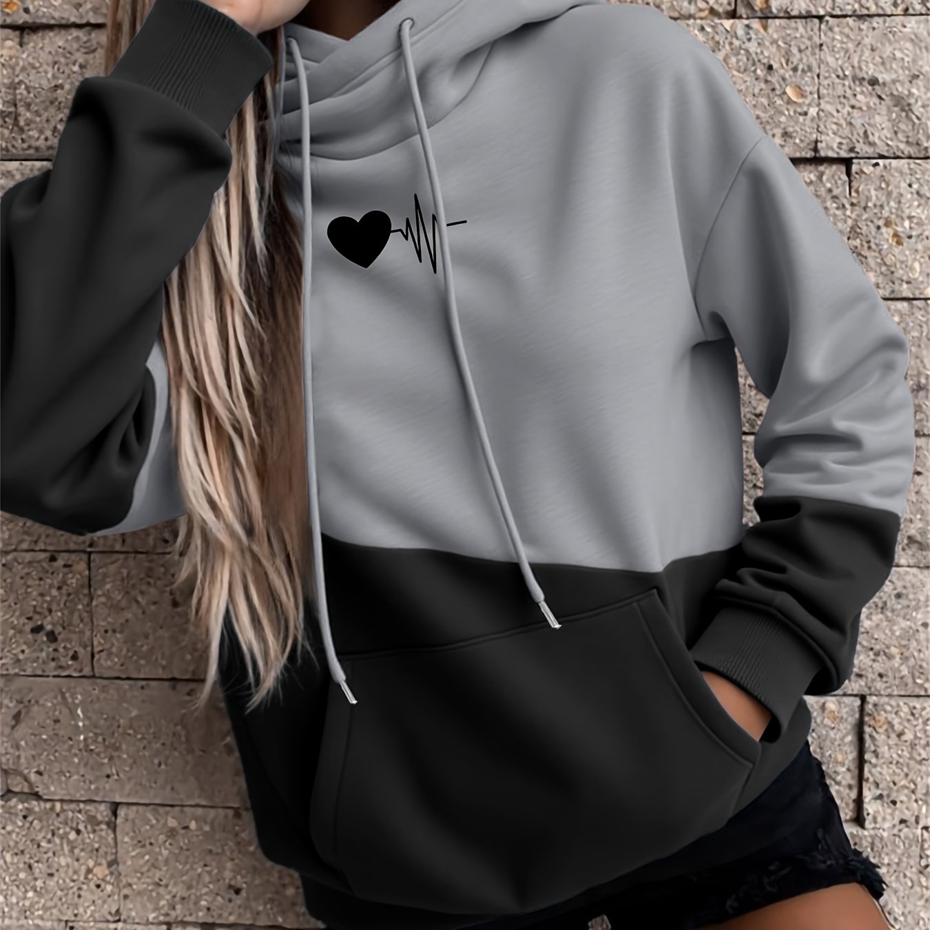 E-shop Farbblock-Kapuzenpullover für Damen mit Herz- & Buchstabendruck - 100% Polyester, Lässige Passform, Maschinenwaschbar, Herbst-Wintermode