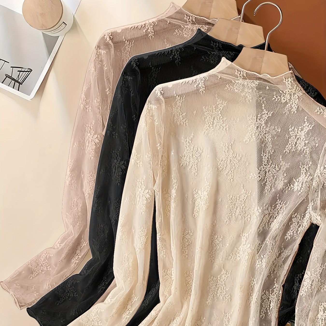 E-shop 3-teiliges Set, Spitzenoberteil, Halbtransparent, Ein Hauch von Sanftem Charme, Hochelastischer Stoff umschließt den Körper eng, eine neblige,
