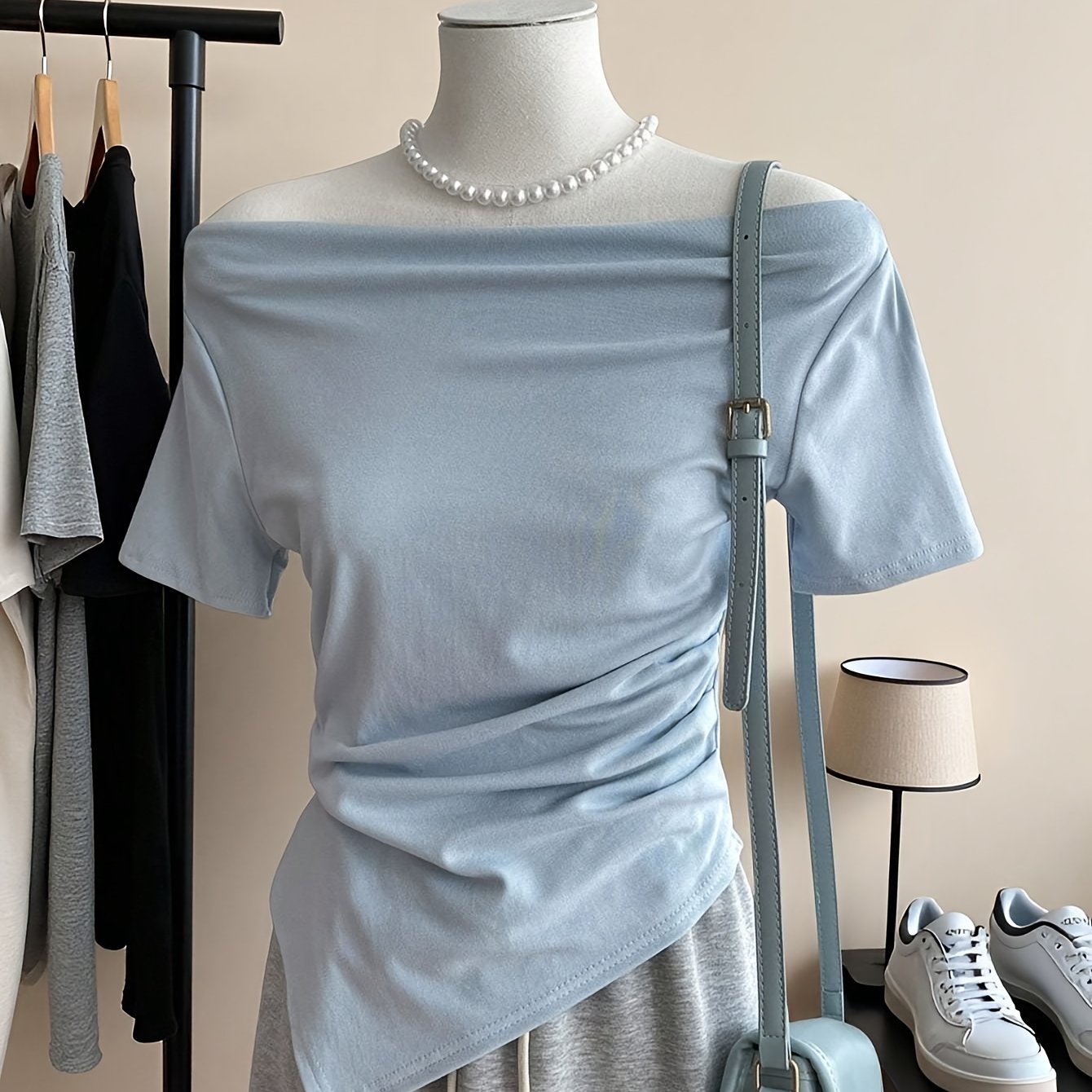 E-shop Damen Sommer T-Shirt in Einfarbig mit Off-Shoulder asymmetrischem Saum