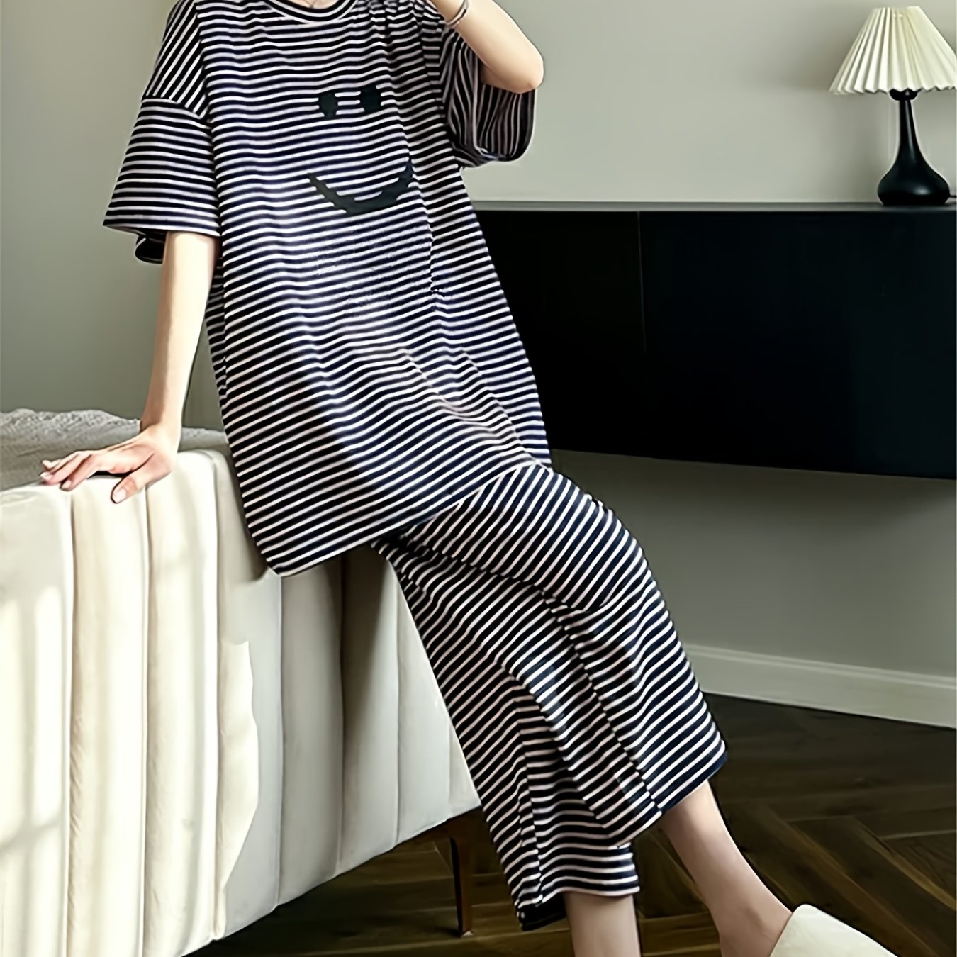 E-shop Freudiges Gesicht Streifen-Druck Pyjama Set, Damen Kurzarm Rundhals Lockerer Oberteil und Hose Lässiger Zweiteiler, Freizeitstil, Heimkleidung