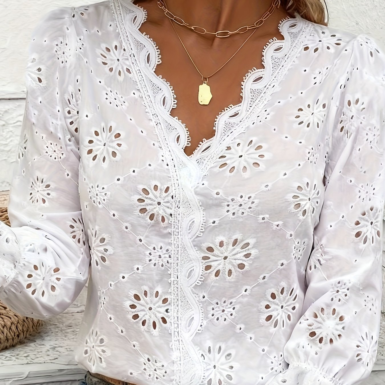 E-shop Französisches Retro Weißes Hohles Stickerei Shirt Damen Spitze V-Ausschnitt Rüschen Langarm Top Design Urlaubsstil Shirt Damen Langarm Top Damen