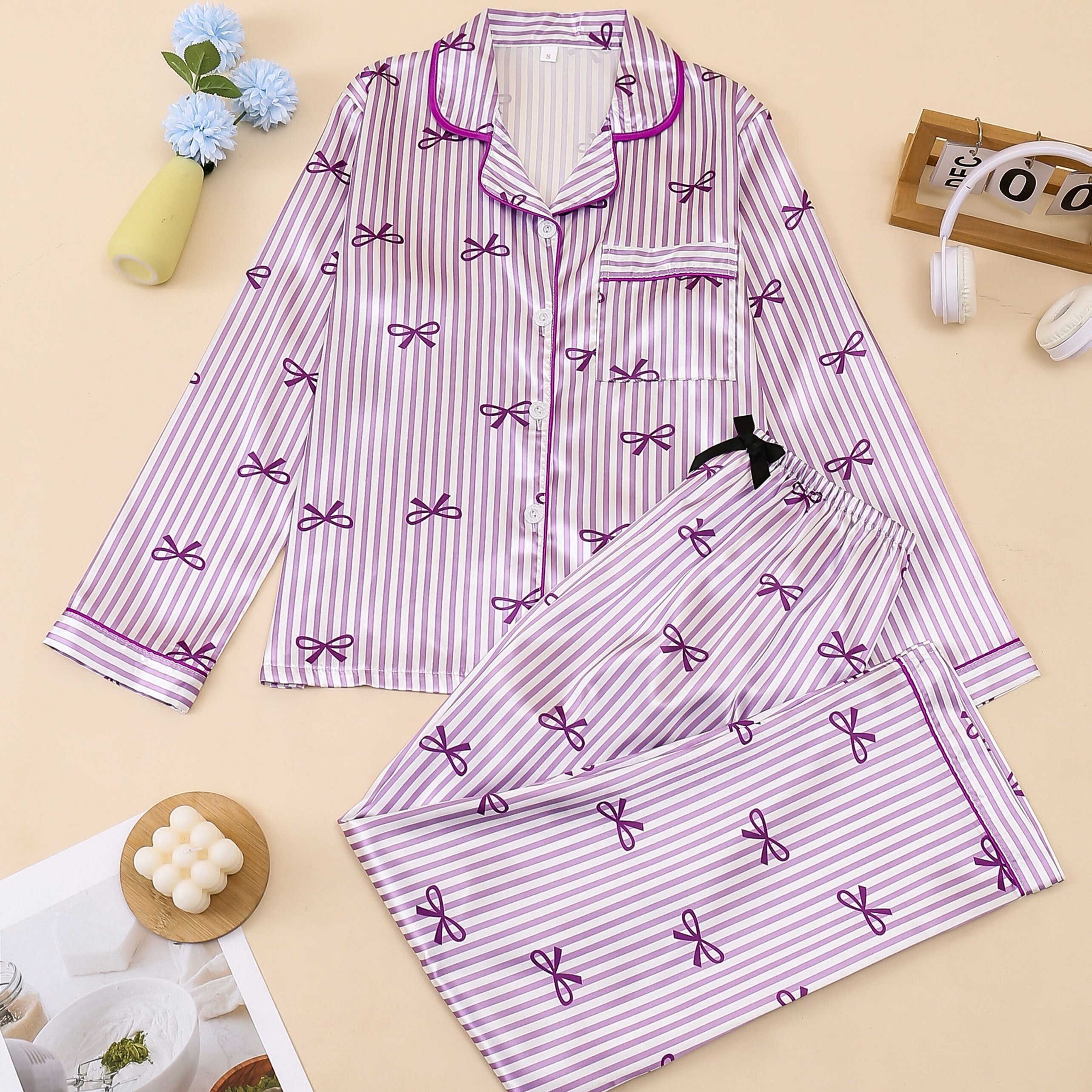 TEMU 【商品名】レディース パープル＆ホワイト ストライプ リボン柄のツーピースセット。リフするナイトウェアに最適。長袖トップスとゴムウエストバンド付きのロングパンツが含まれており、ボタンディテールが特徴です。