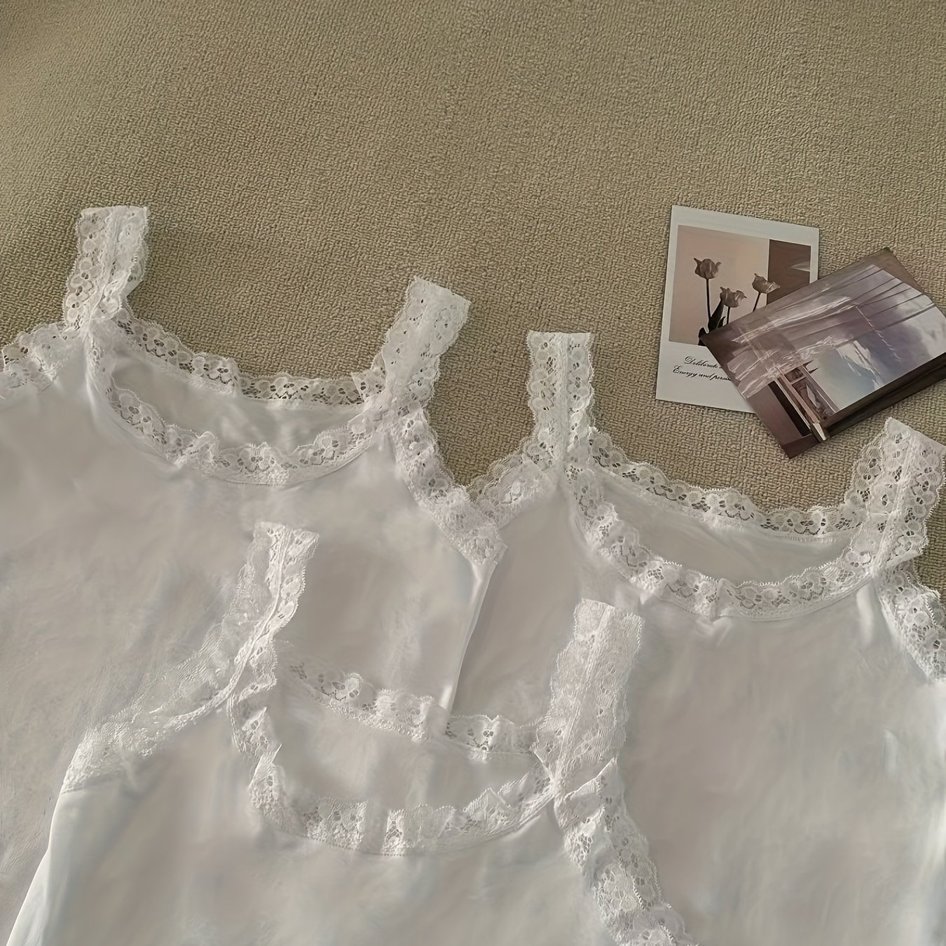 A Set Of 3 Solid Color Lace-trimmed Tank Tops, Comfortable And Versatile For Outerwear, Featuring A Round Neck Design, Suitable For Women's Underwear