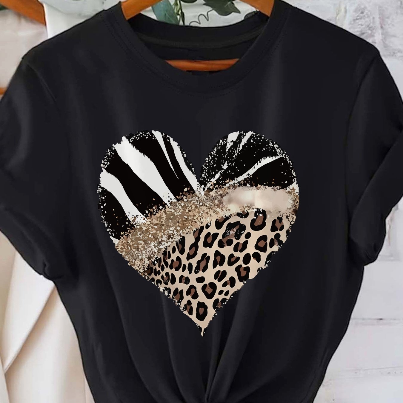 T-shirt For Women; Zebra And Leopard Animal Print With Heart Pattern Printed T-shirt - Loose Casual Round Neck Sleeve Top For Women's Clothing.