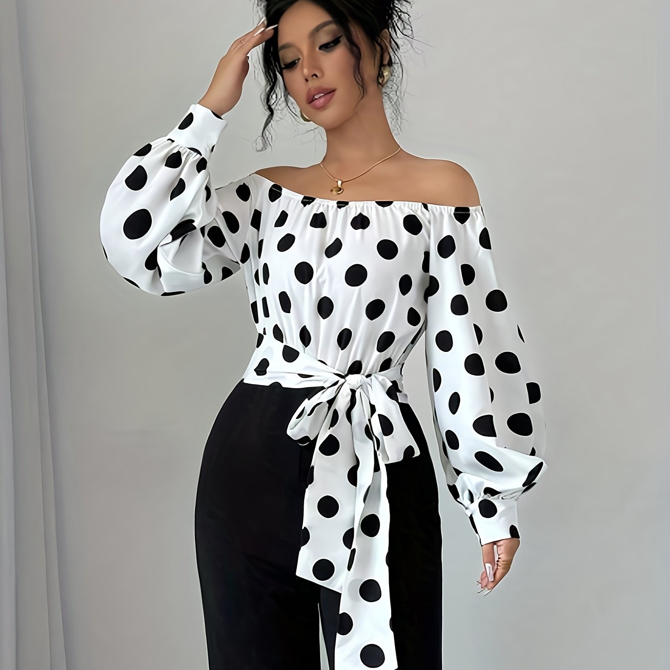 E-shop Damens Elegantes Off-the-Shoulder-Polka-Dot-Shirt mit Schleife vorne & gepufften langen Ärmeln - Weiß-Schwarze Rundhalsbluse, strukturierter