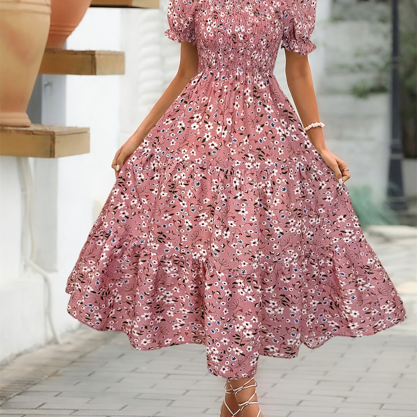 Elegant Short-sleeved Dress With Neckline, Featuring Print And A Fitted Bodice, Perfect For A Stylish Look