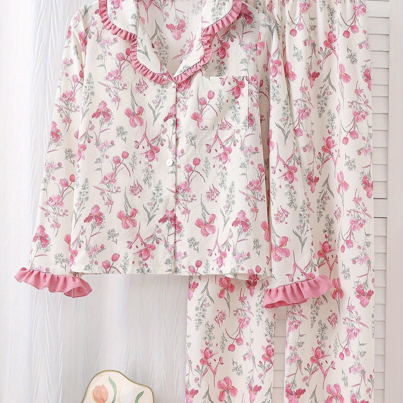 E-shop Ein zweiteiliges Set aus eleganten und bequemen, rosa-blumenbedruckten Loungewear, bestehend aus einer weißen Grundfarbe mit kontrastierenden