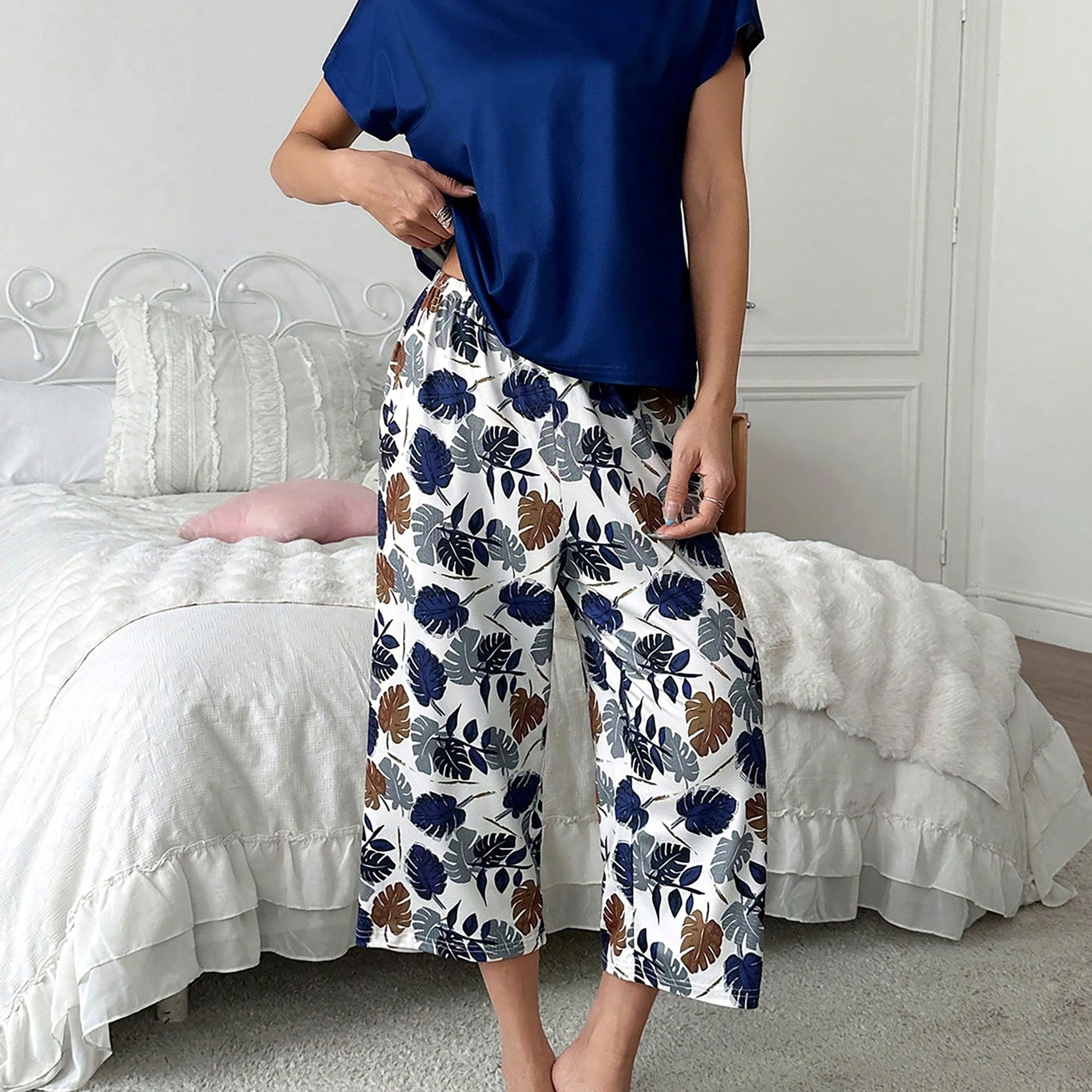 Image of Women's Casual Heart-themed Four-season Pajama Set, Featuring A Y With Loose And Comfortable Capri Pants, The Perfect Pajama