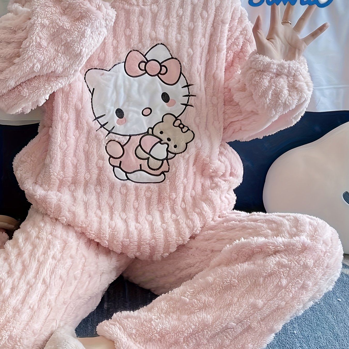 E-shop Hello Kitty Neues Süßes Modisches Hello Kitty Herbst Winter Warmes Korallenfleece Warmes Pyjama-Set Locker Bequeme Schlafhose Damen Bedruckte