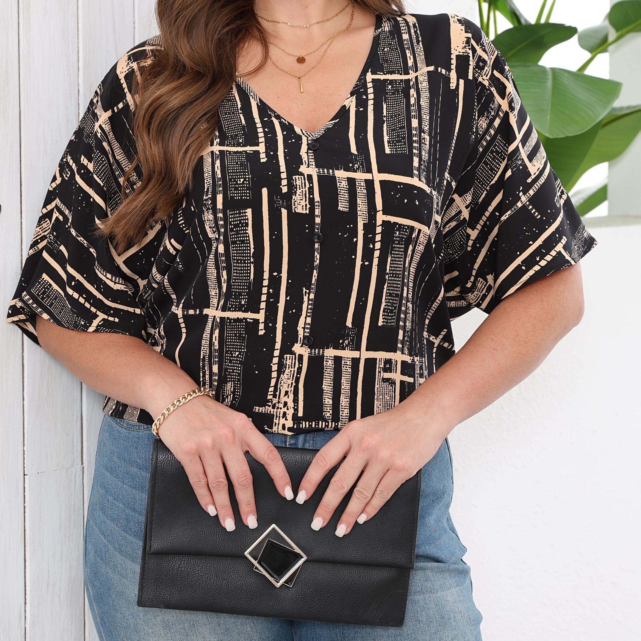 E-shop Plus-Size Sommerbluse mit kurzen Ärmeln und lockerem V-Ausschnitt für Damen