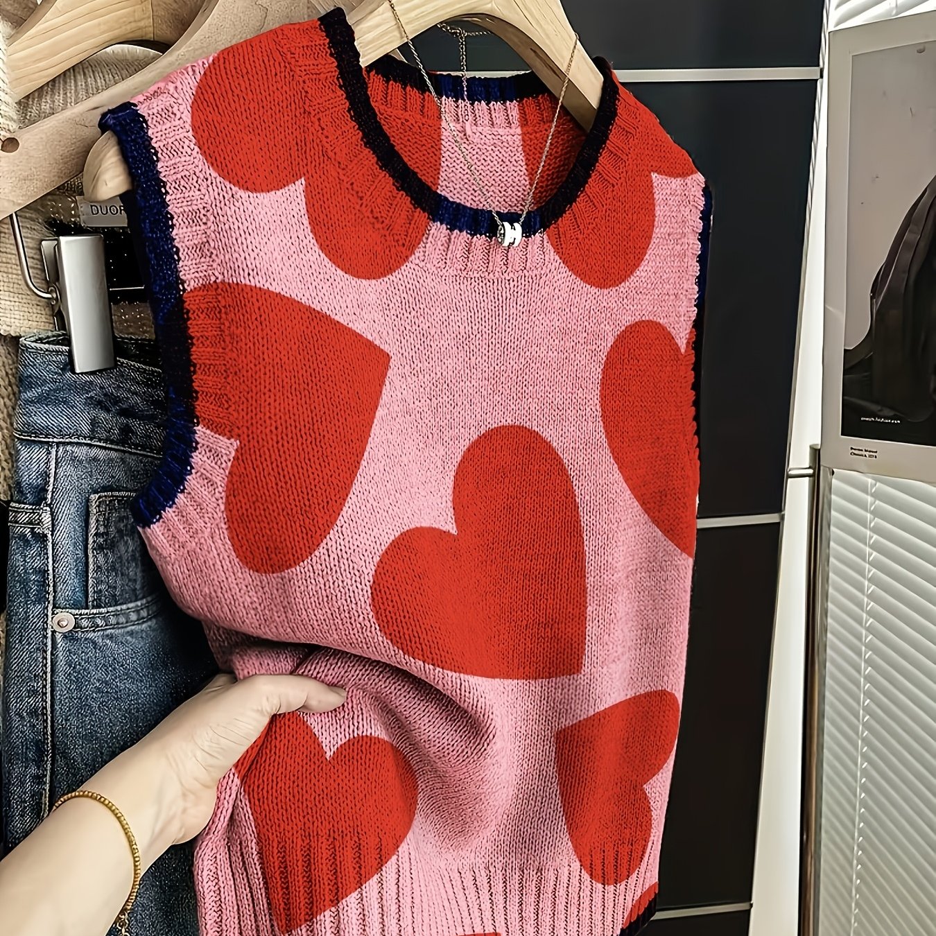 TEMU Lightweight Sweater Spring/summer Valentine's Day Apparel, Fashionable Women's New Style Sweater Vest, Heart-shaped Contrast Pattern, Soft