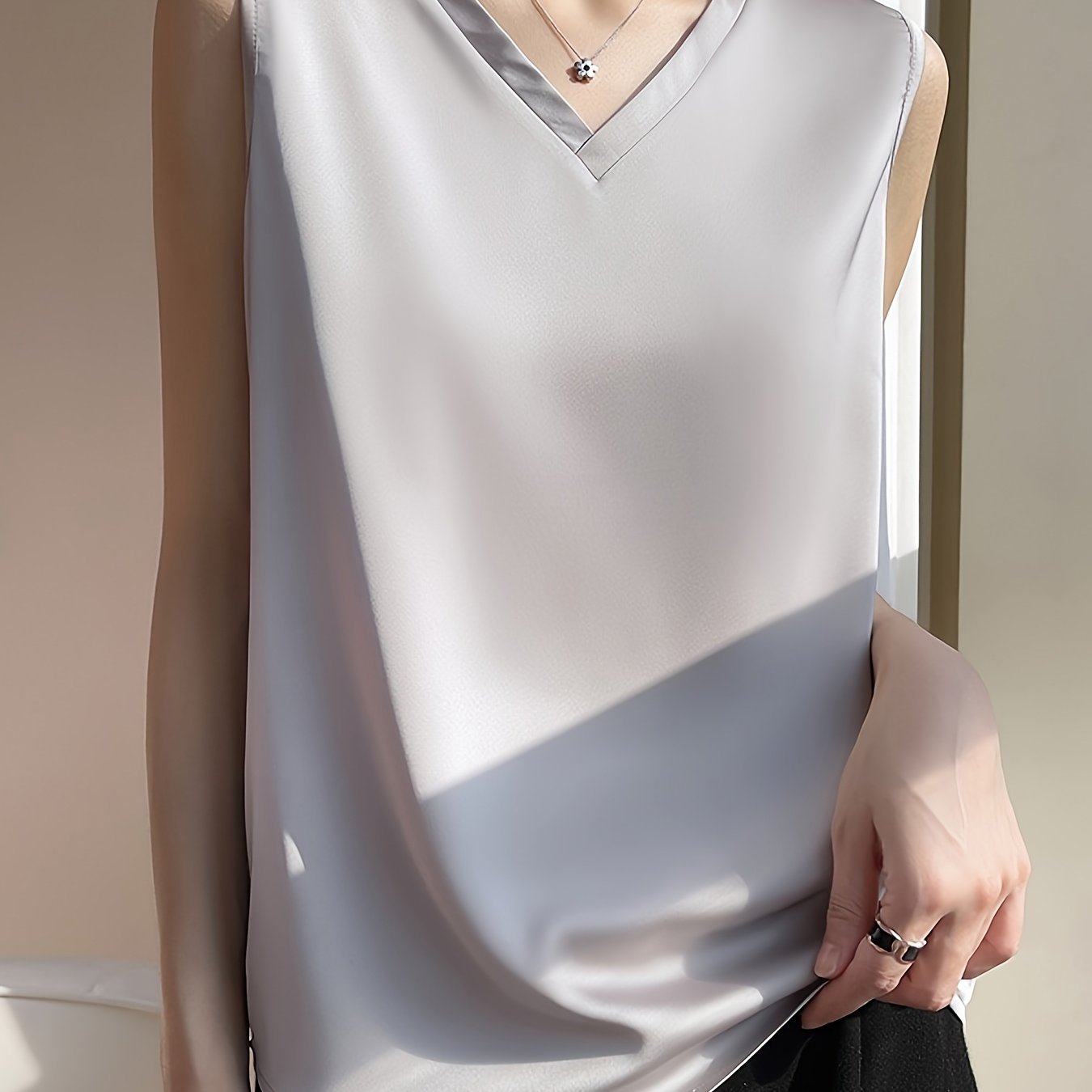TEMU レディースVネックノースリーブタンクトップ - サテン仕上げ カジュアルサマートップ フラーレッドヘム レギュラーフィット H な軽量素材 暖かい天候向け レディースタンクトップ