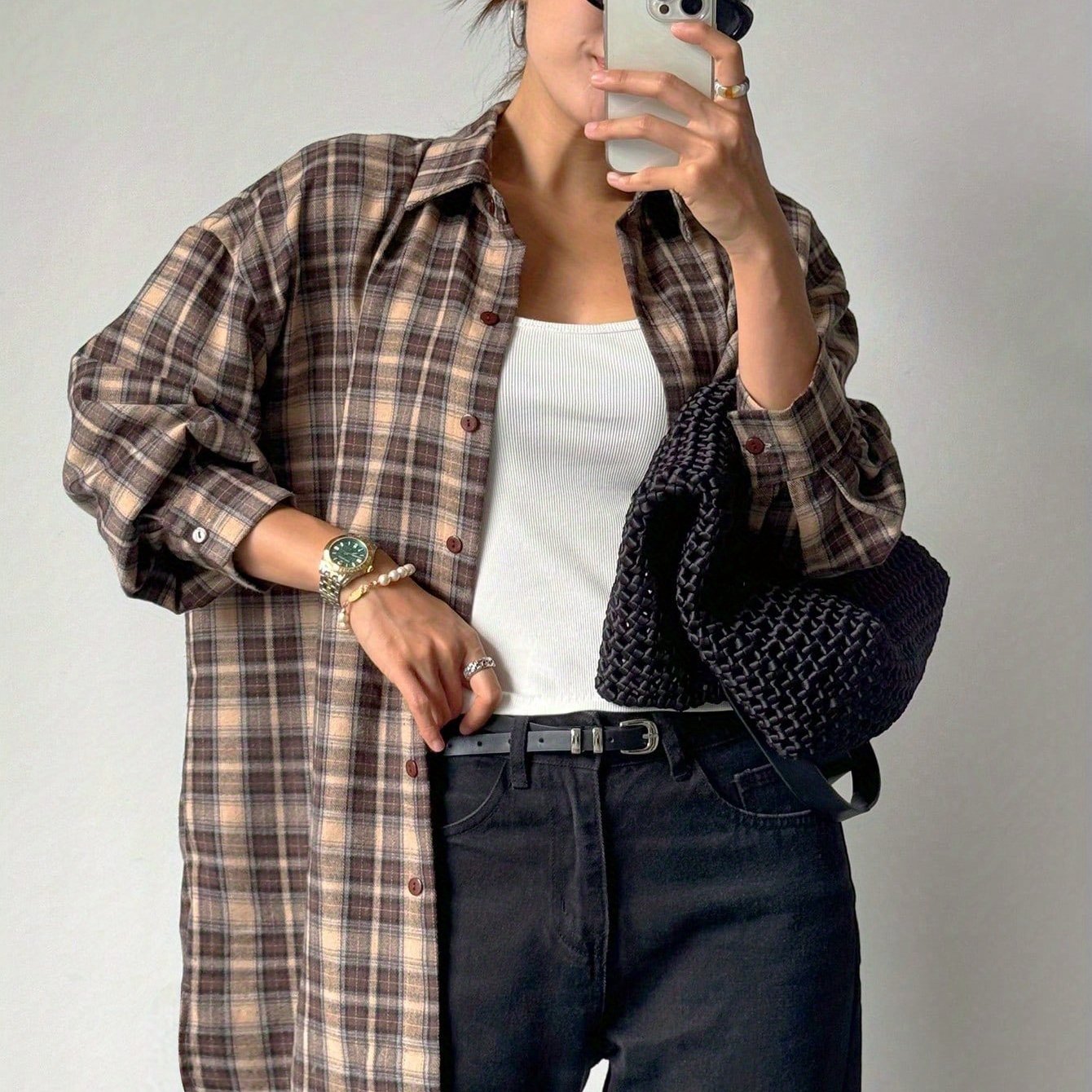 E-shop Lässiges Damen-Kariershirt für Frühling und Herbst, mit lockerer Passform, heruntergezogenen Schultern und langen Ärmeln. Dieses Shirt eignet