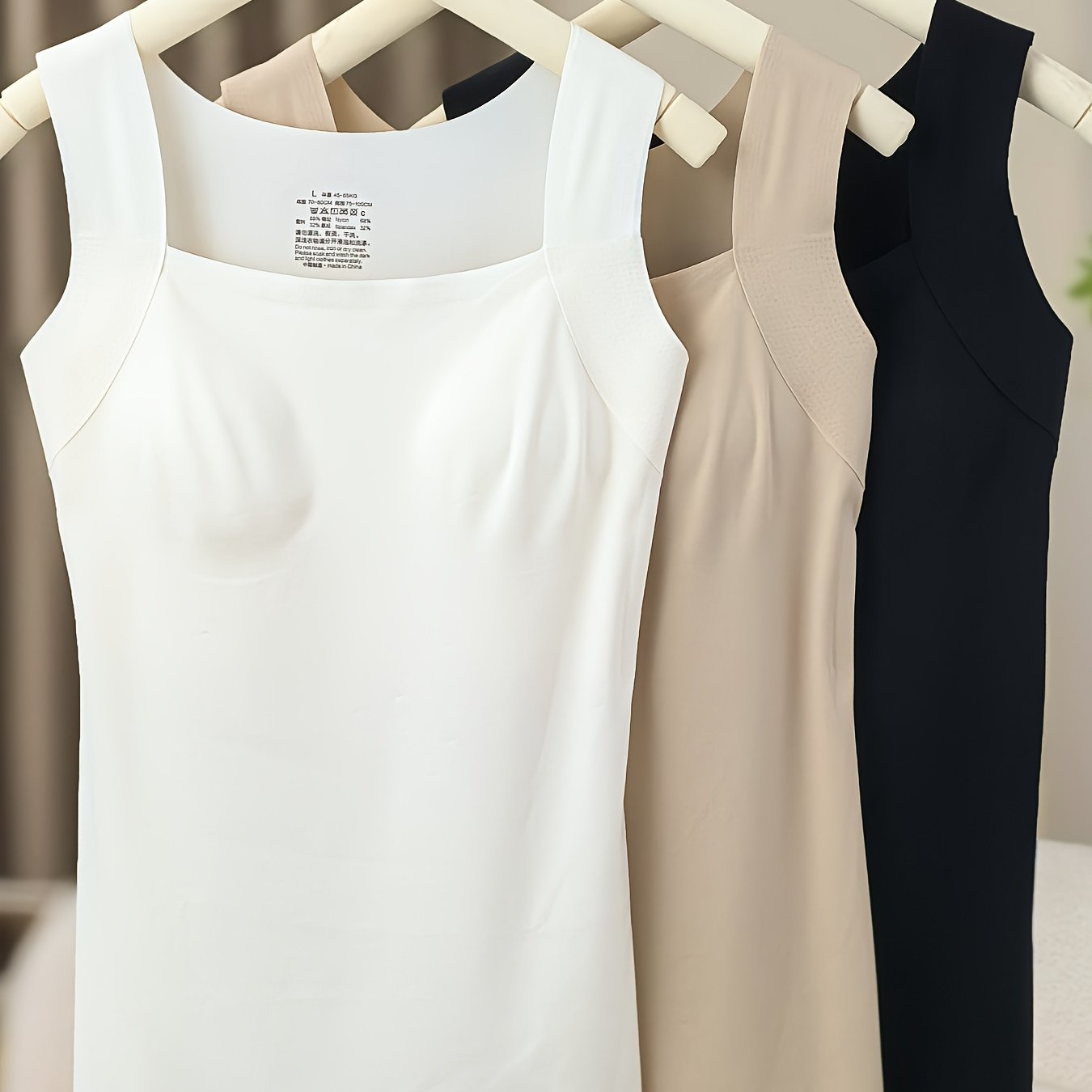 E-shop 3-teiliges Set modisches einfarbiges figurformendes Camisole mit quadratischem Ausschnitt, breiten Trägern gepolstertem Unterzieh-Tanktop