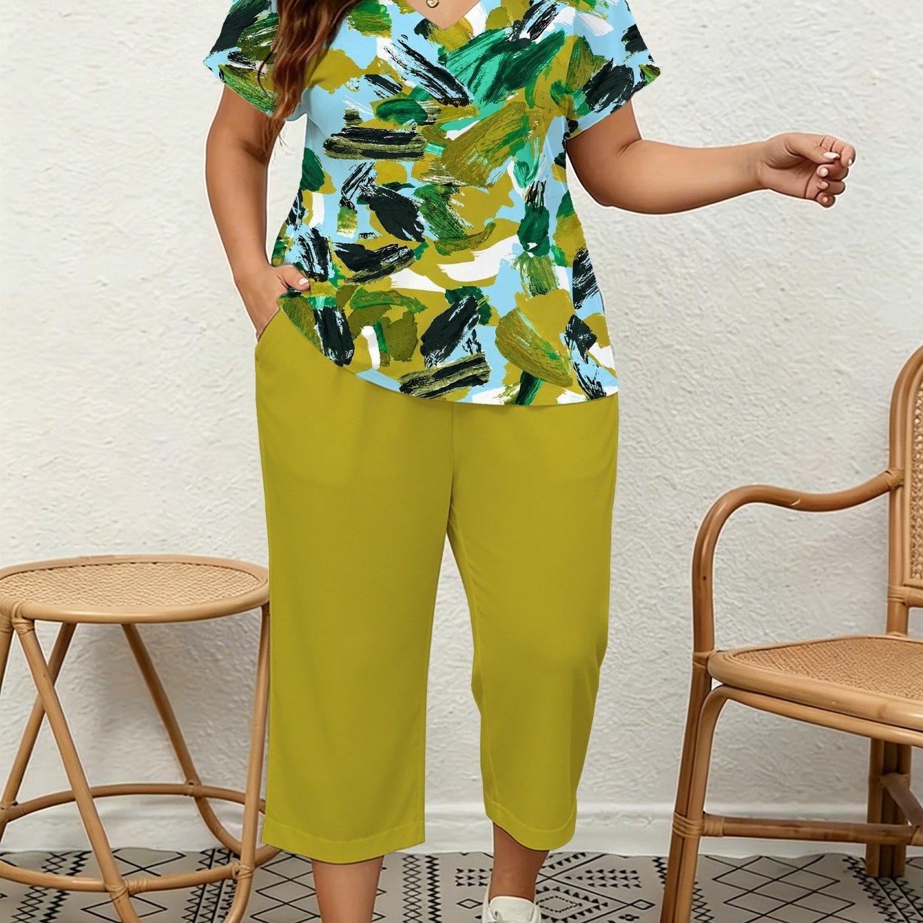 Image of Plus Size, Plate-size Suit - Elegant And Fashionable Women's V-neck Painted Color-blocking Printed T-shirt And Pocket 7-inch Pants, Suitable For Daily , Going Out, And Vacation Travel.