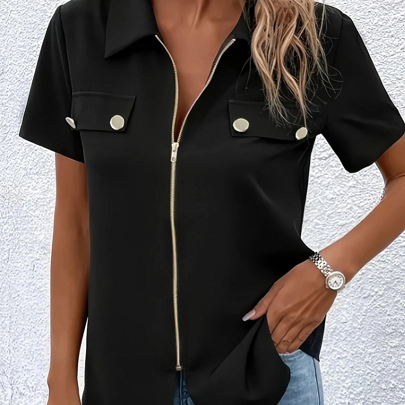 E-shop Ein minimalistisches, schwarzes Kurzarmhemd mit Kragen und Reißverschluss, mit einem Taschendesign, das ein modernes und stilvolles Aussehen