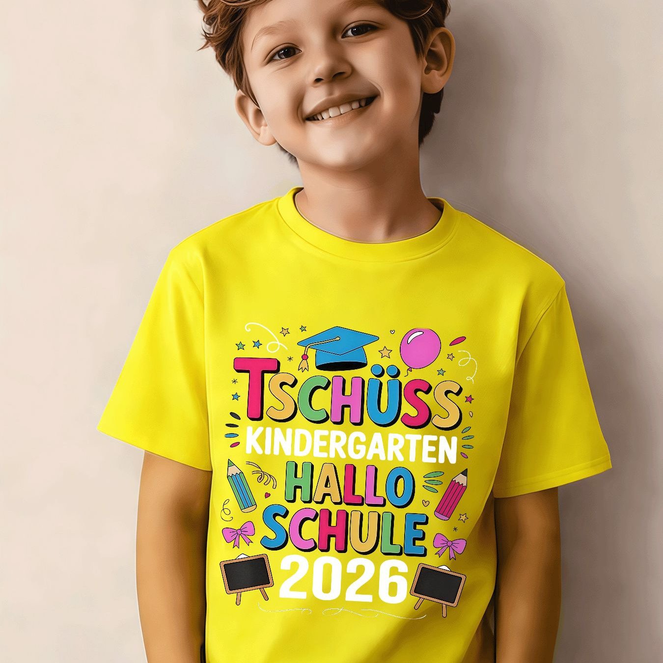E-shop TSCHÜSS Kindergarten-Abschluss-Ehre 2026 T-Shirt für Jungen Mädchen – Entzückendes lustiges farbenfrohes Musterdesign, feiert die Ankunft neuen