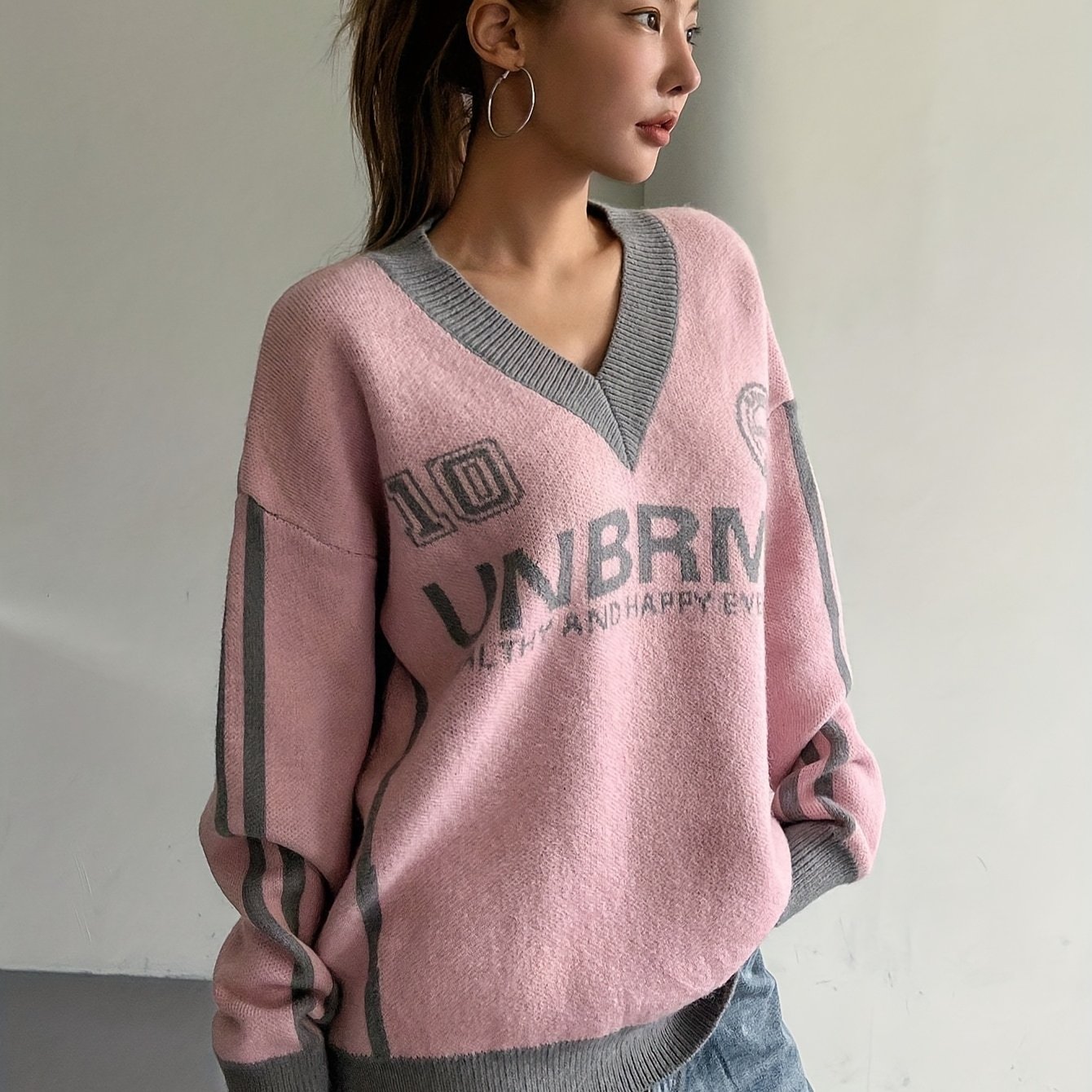E-shop Damen-Designer-Sweatshirt im akademischen Stil mit V-Ausschnitt, Vintage-Streetwear, amerikanischem Schriftzug Farbblockierung