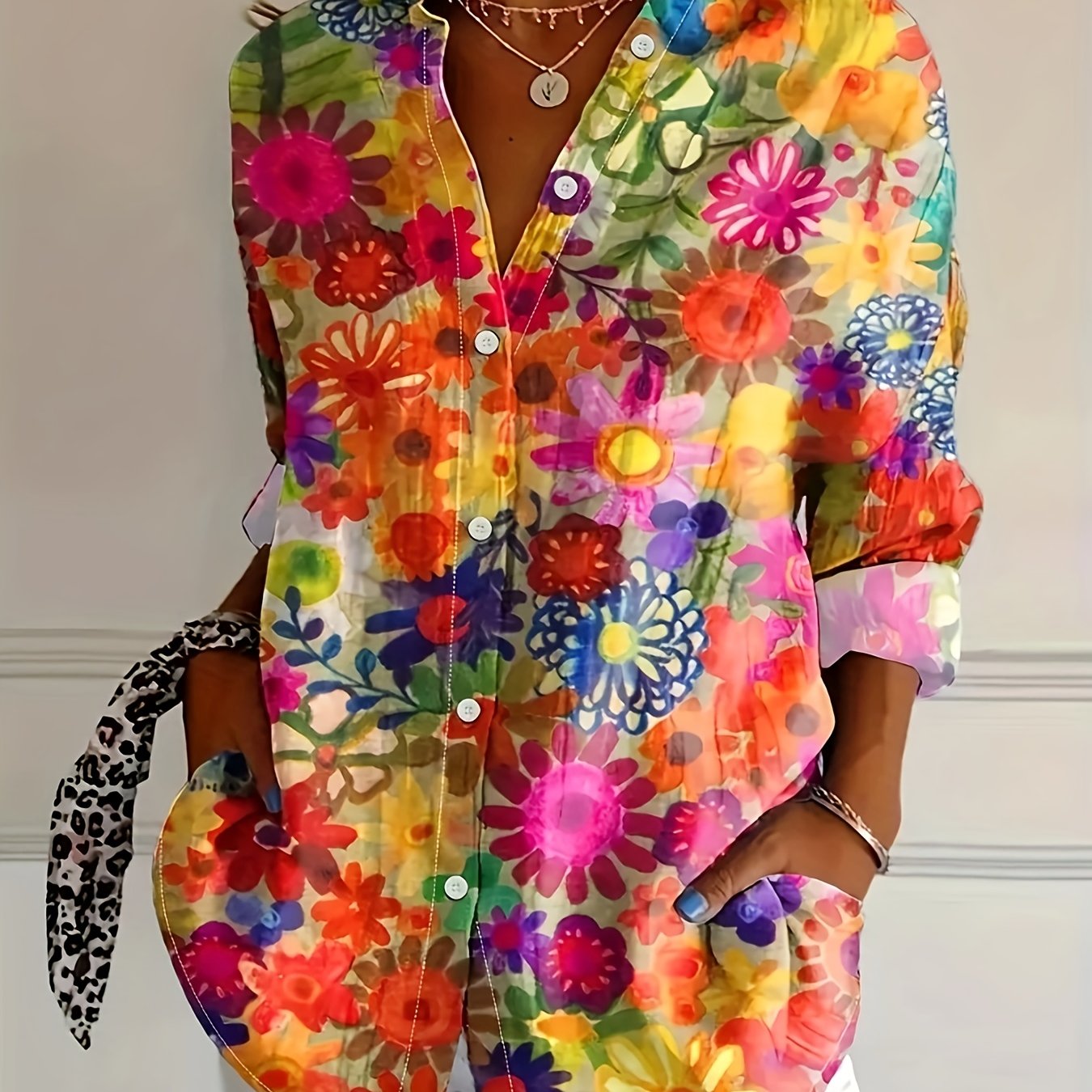 E-shop Stilvolle Damen-Spring-/Summer-Bluse mit Blumenmuster, Reverskragen und gesteppten Details - Lebhafte Langarm-Bluse für Erwachsene, lässig, aber
