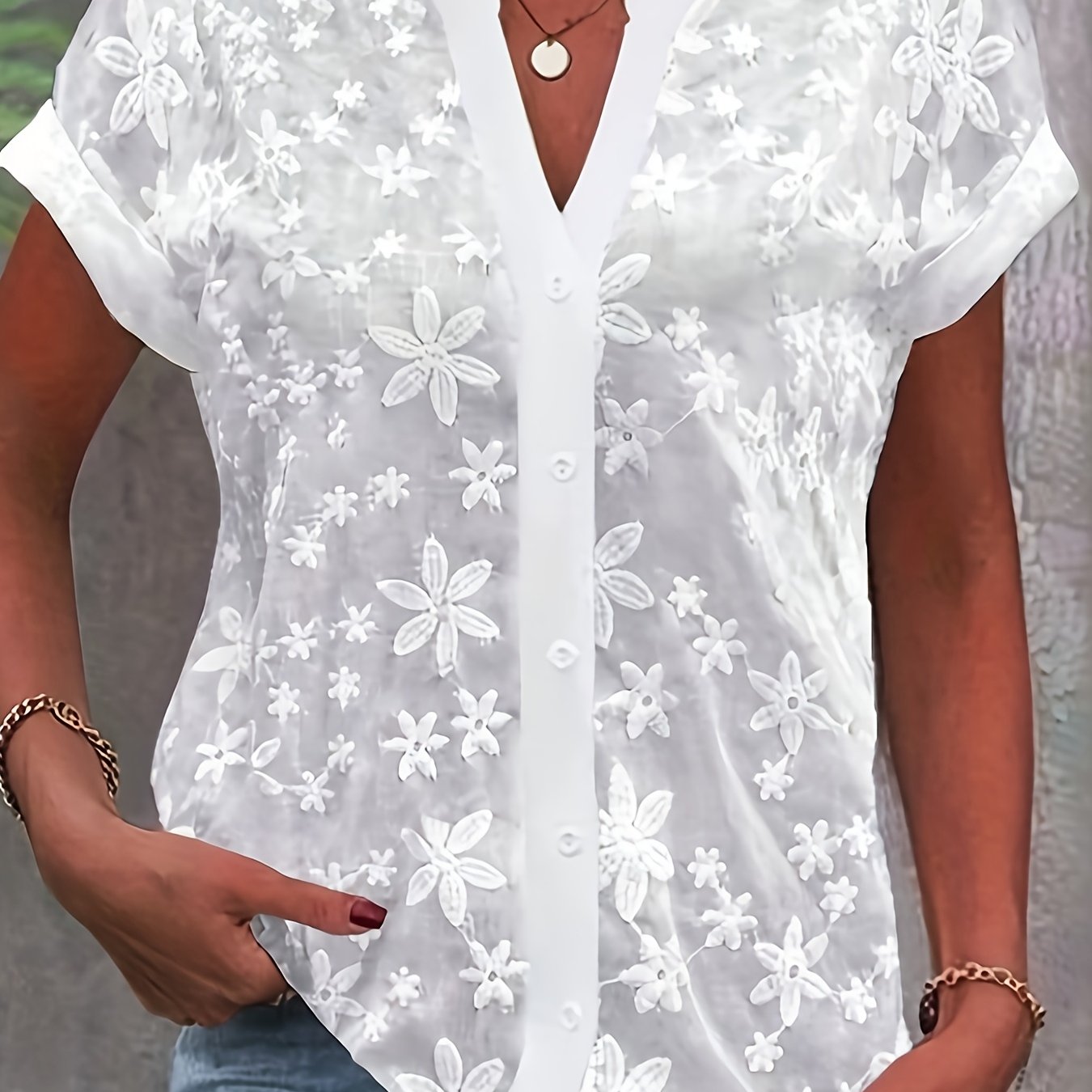 E-shop Damen Hemd, locker geschnitten, weiß, mit sommerlichem Blumenmuster, V-Ausschnitt und Flügelform