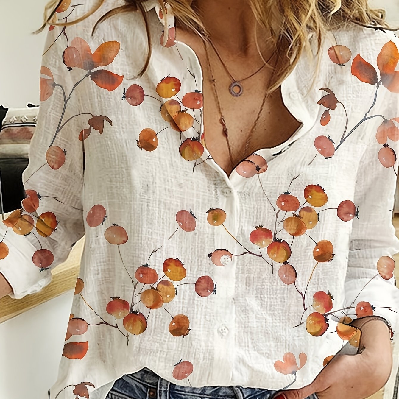 E-shop Schicke weiße Damenbluse mit Blumenmuster, für lässige Ausflüge im Frühling und Herbst, mit langen Ärmeln