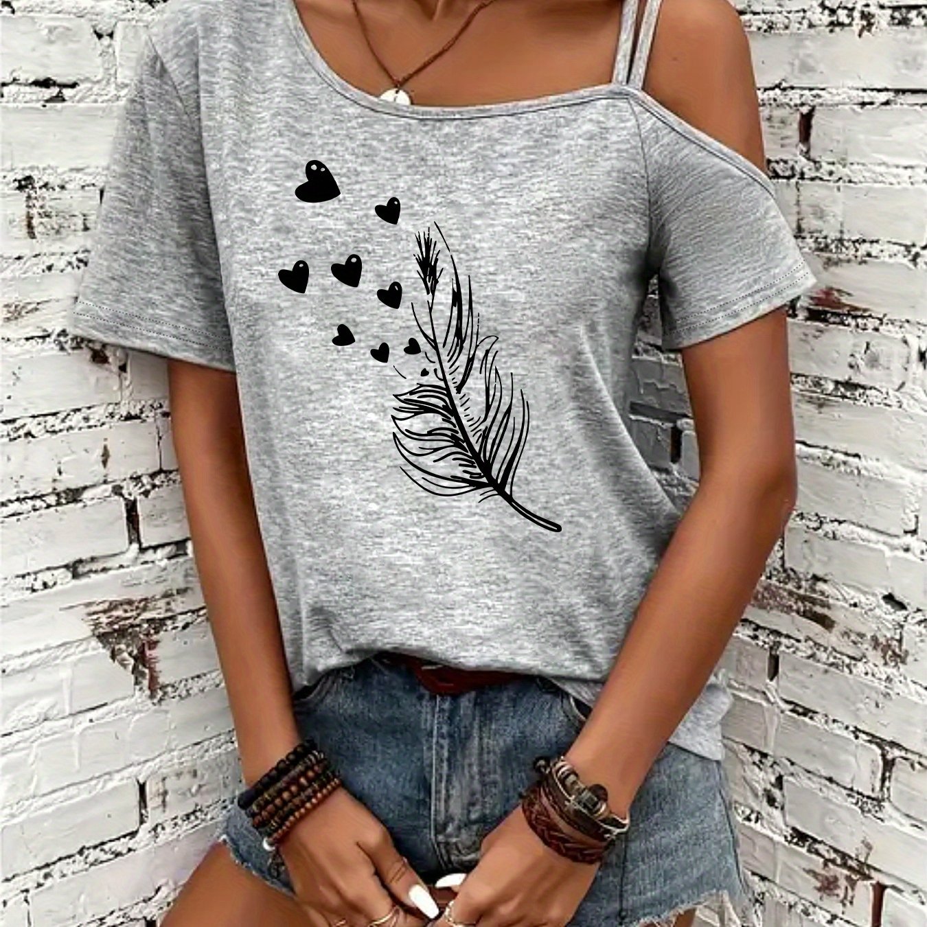 TEMU T-shirt chic à épaules dénudées pour femme avec cœur et imprimé - Sexy bretelles spaghetti, manches courtes, haut d'été léger pour tenues