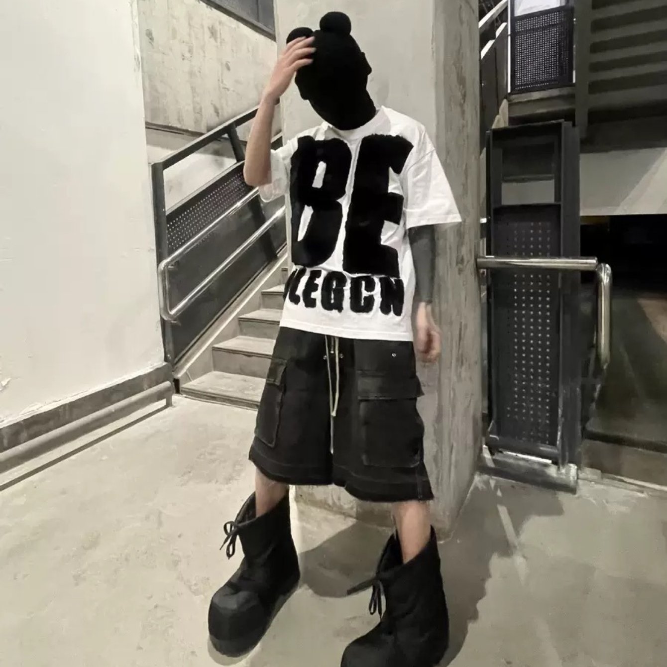 Image of Vintage Distressed Frayed Multi-pocket Denim Shorts For Men, Straight-leg Loose Workwear Shorts With A Retro Vibe