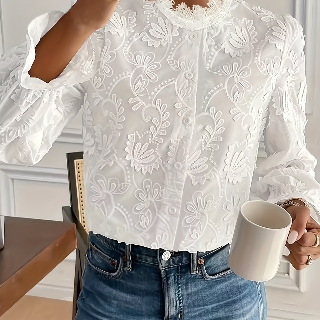 E-shop Elegante weiße Bluse mit langen Ärmeln, floralem Stickmuster und Spitze | Hoher Kragen, Knopfleiste, Rüschenmanschetten, geeignet für