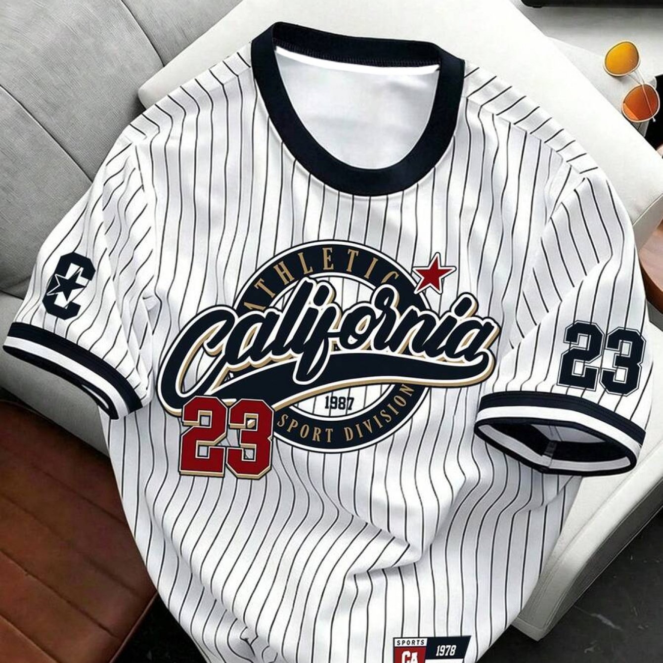 TEMU T-shirt de style athlétique campus vintage 23, manches courtes, imprimé numéroté vertical 23 rayé, uniforme de baseball tendance, décontracté,