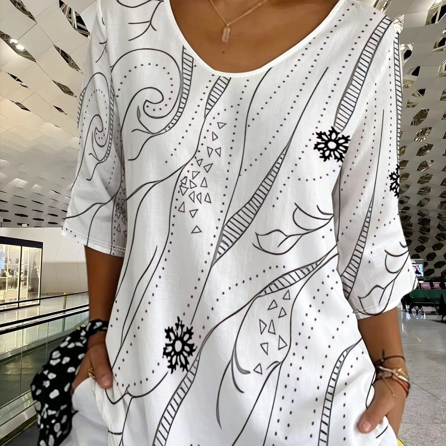 TEMU Plus Size, Plus Size Top, Black And White Wavy Floral Print Top, Versatile Tummy-control Top For Middle-aged Women, Suitable For , Home, And