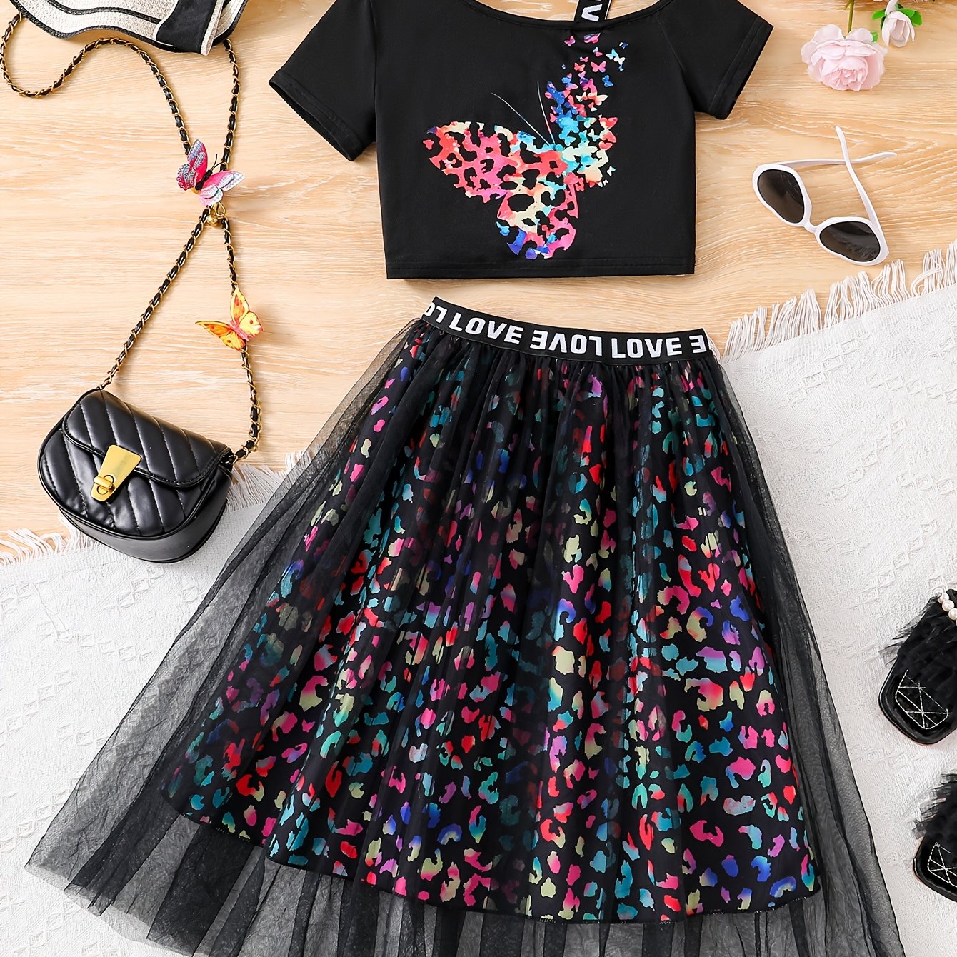 E-shop Ein Set aus zwei stylischen Sommeroutfits für Mädchen, bestehend aus einem farbenfrohen Leopardenmuster und einem kurzen Oberteil mit