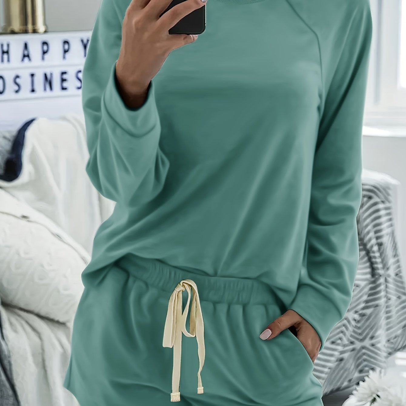 E-shop Modisches, lässiges Damen Outfit mit langärmligem, figurbetontem und vielseitigem Rundhals-Top und kurzen Hosen