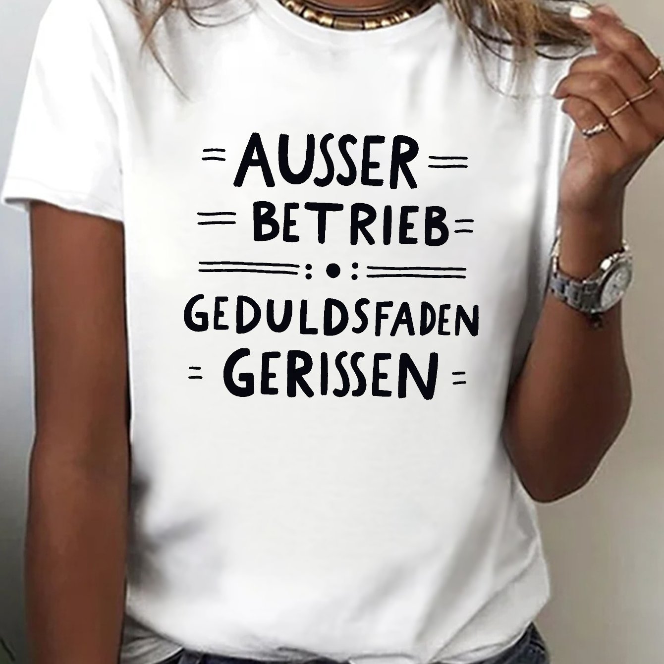 In Addition To The Patient Thread Operation, A Casual Short-sleeve Crew Neck T-shirt For Women, Perfect For Spring And Summer
