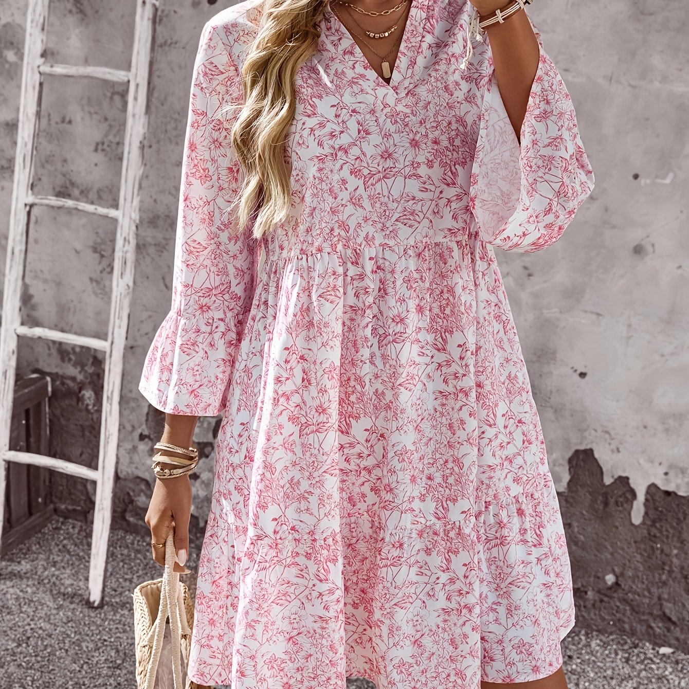 E-shop Damen Kleid mit floralen Prints, abgeschnittenem Kragen und ausgestellten Ärmeln