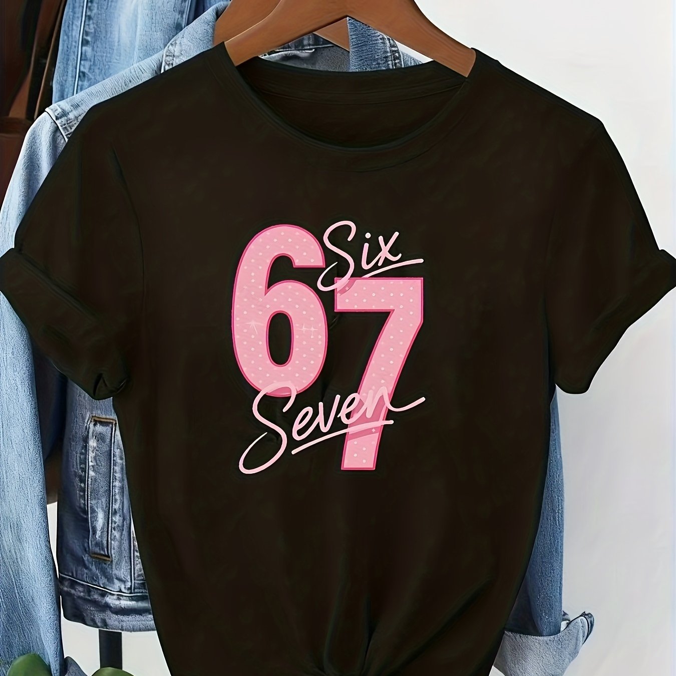 E-shop Modisches Digital 67 Bedrucktes T-Shirt, Lässiges Kurzarm-Oberteil mit Rosa Schriftzug, Trendiges Schwarzes Rundhals-Damen T-Shirt