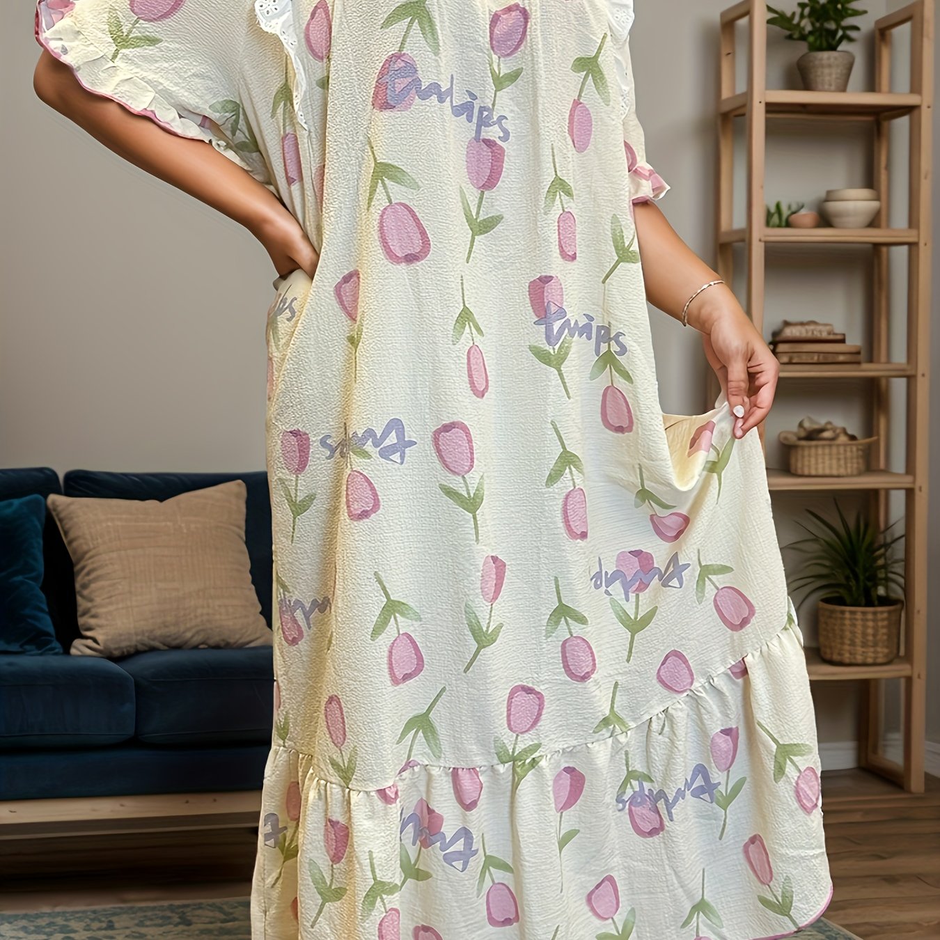 Chemise de nuit mi-longue décontractée et en crêpe à manches courtes avec motif souci pour femmes grande taille: retailer-supplied image
