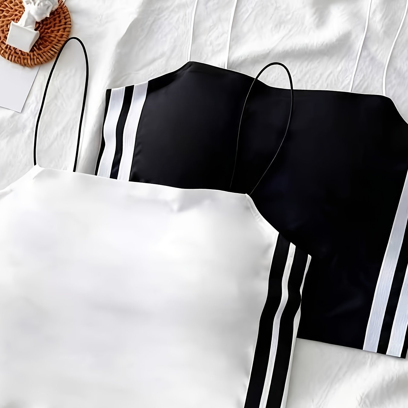 E-shop Zweiteiliges Set aus minimalistischem, gefärbtem, farbblockiertem, dreibündeltem, kurzem Camisole-Top mit dünnen Trägern, sommerlicher,