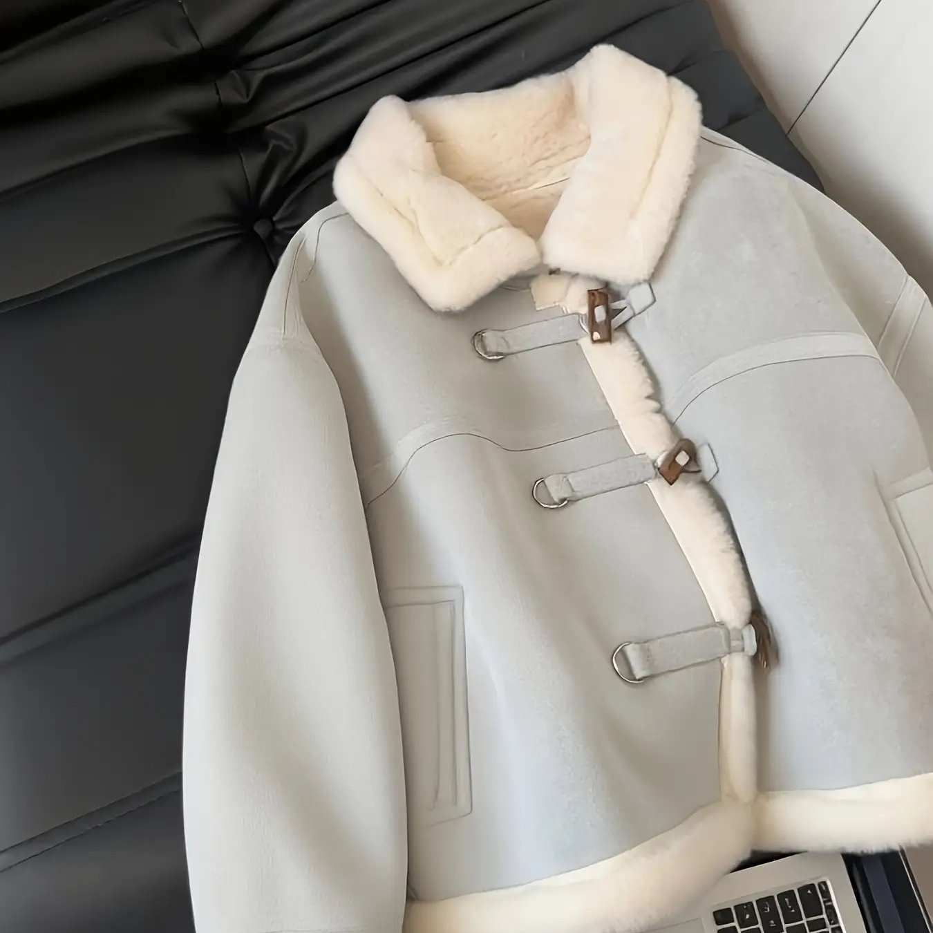 TEMU 【レディース】ヴィンテージ風 冬用 フェイクシープスキン ジャケット - 厚手断熱スタンドカラー & ホーンボタン留め、ソフトファーリニング、バイクに最適なデザイン（ポケット付き）、トなレトロアウター（落ち着いたフィット感、丈夫な合成素材）、秋/冬向け