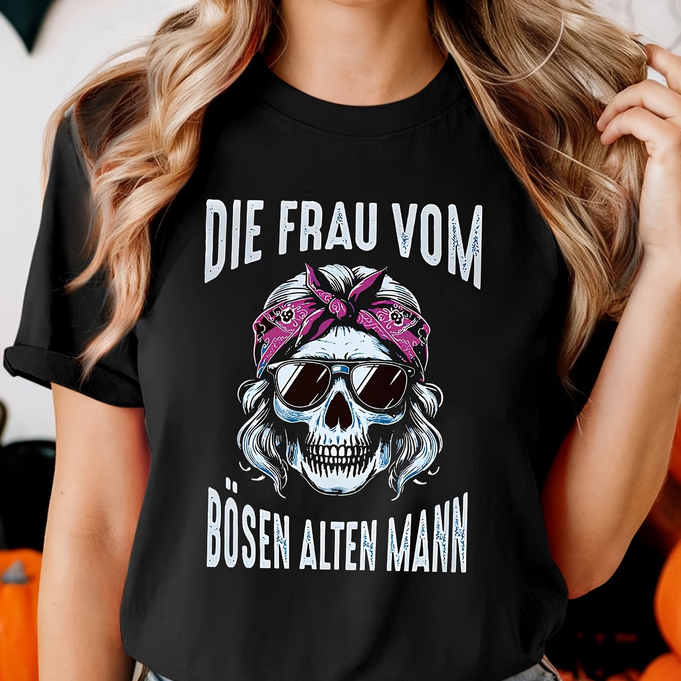 E-shop Dunkler Schädel Deutsch "DIE FRAU VOM BÖSEN ALTEN MANN" Textdruck Damen Rundhals Kurzarm T-Shirt, Casual Streetwear Festival Geschenk, Freunde