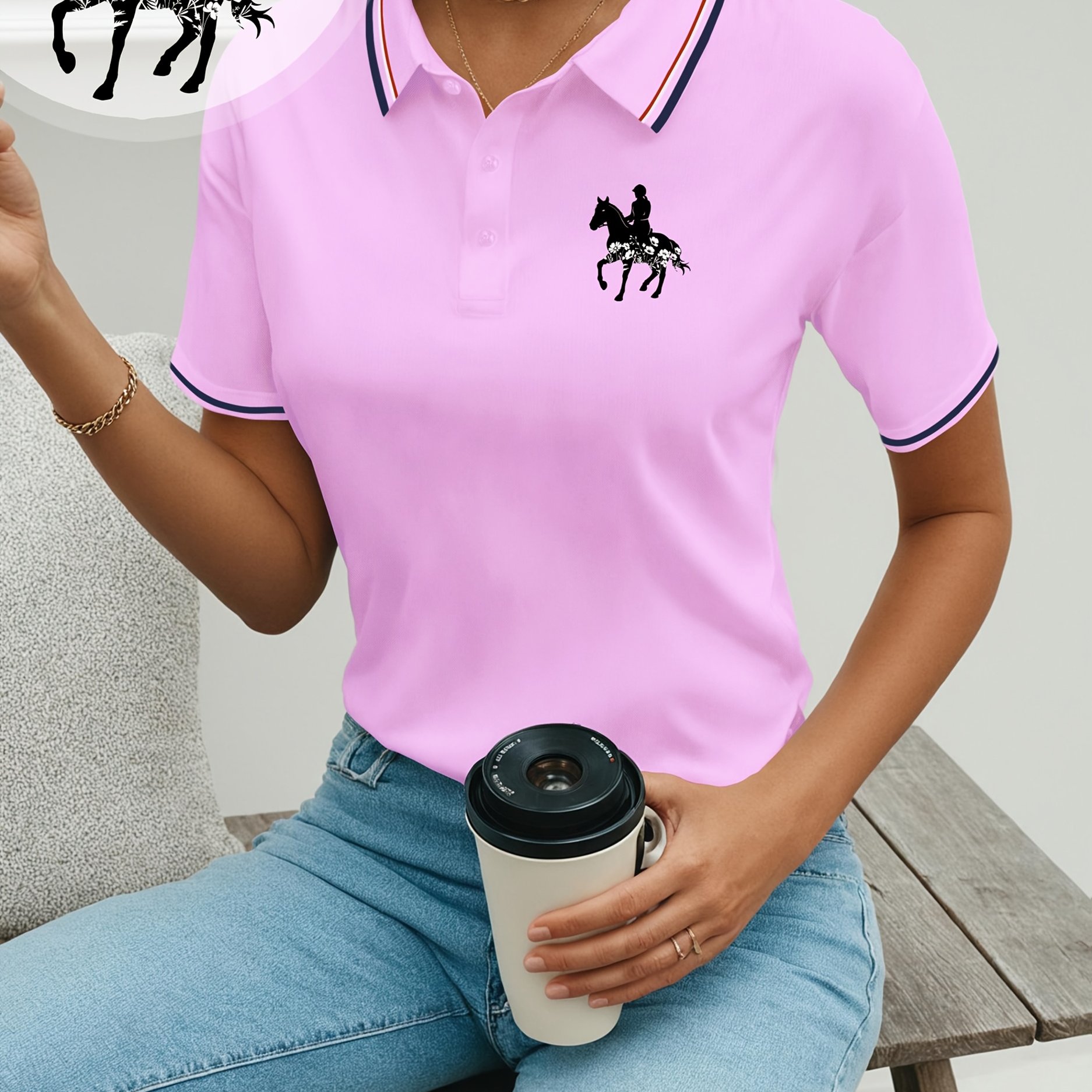 E-shop Bedrucktes, lässiges POLO-Shirt mit kurzen Ärmeln, mit einem bedruckten Bild einer Frau auf einem Pferd auf der Brust und floralem Futter,
