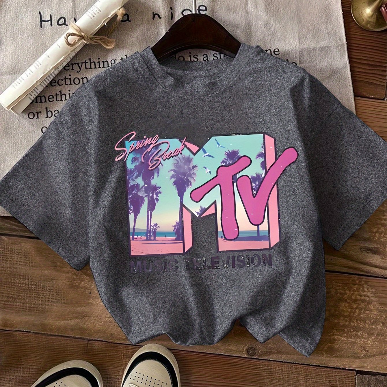 TEMU เสื้อยืดคอกลมสไตล์ลำลองสำหรับผู้หญิงพิมพ์ลาย MTV Music Television แขนสั้น สวมใส่สบายทุกฤดู เสื้อผ้าแฟชั่นสำหรับสาวๆ