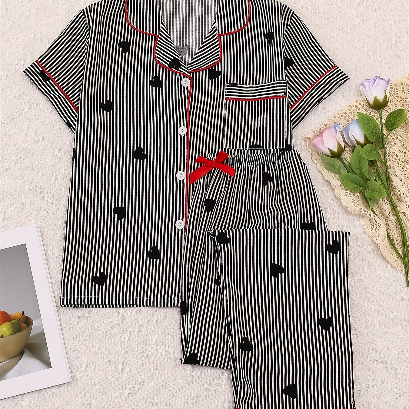 E-shop Damen 2-teiliges schwarzes gestreiftes Pyjama-Set mit kleinem, einfarbigem Druck, Kurzarm-Strickjacke und mit elastischem Bund, bequeme