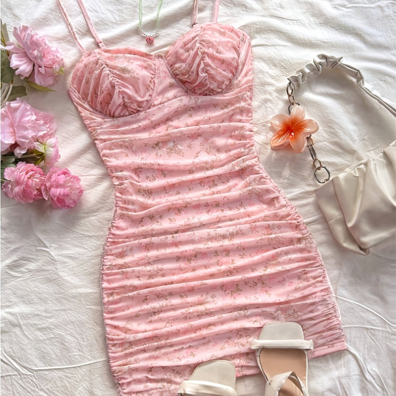E-shop Elegantes Damenkleid. Ein Mesh-bedrucktes, gerafftes Camisole-Minikleid aus der Damen-Urlaubskollektion. Ein Sommerkleid für Damen, das auch zur