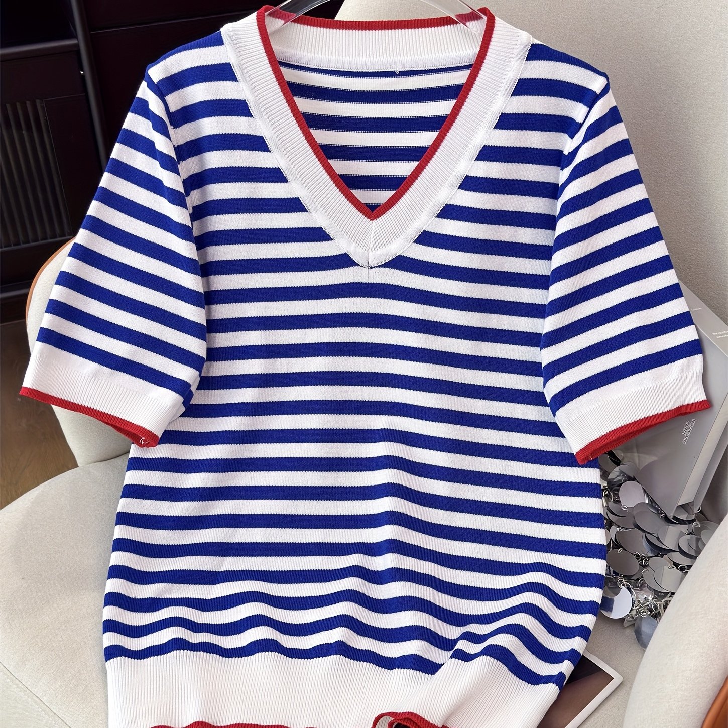 E-shop Damen-Knitted-Top mit V-Ausschnitt - Sommer 2025 Kurzärmeliges gestreiftes T-Shirt in Blau und Weiß, weiche Viskose-Stoff, lockerer Schnitt für
