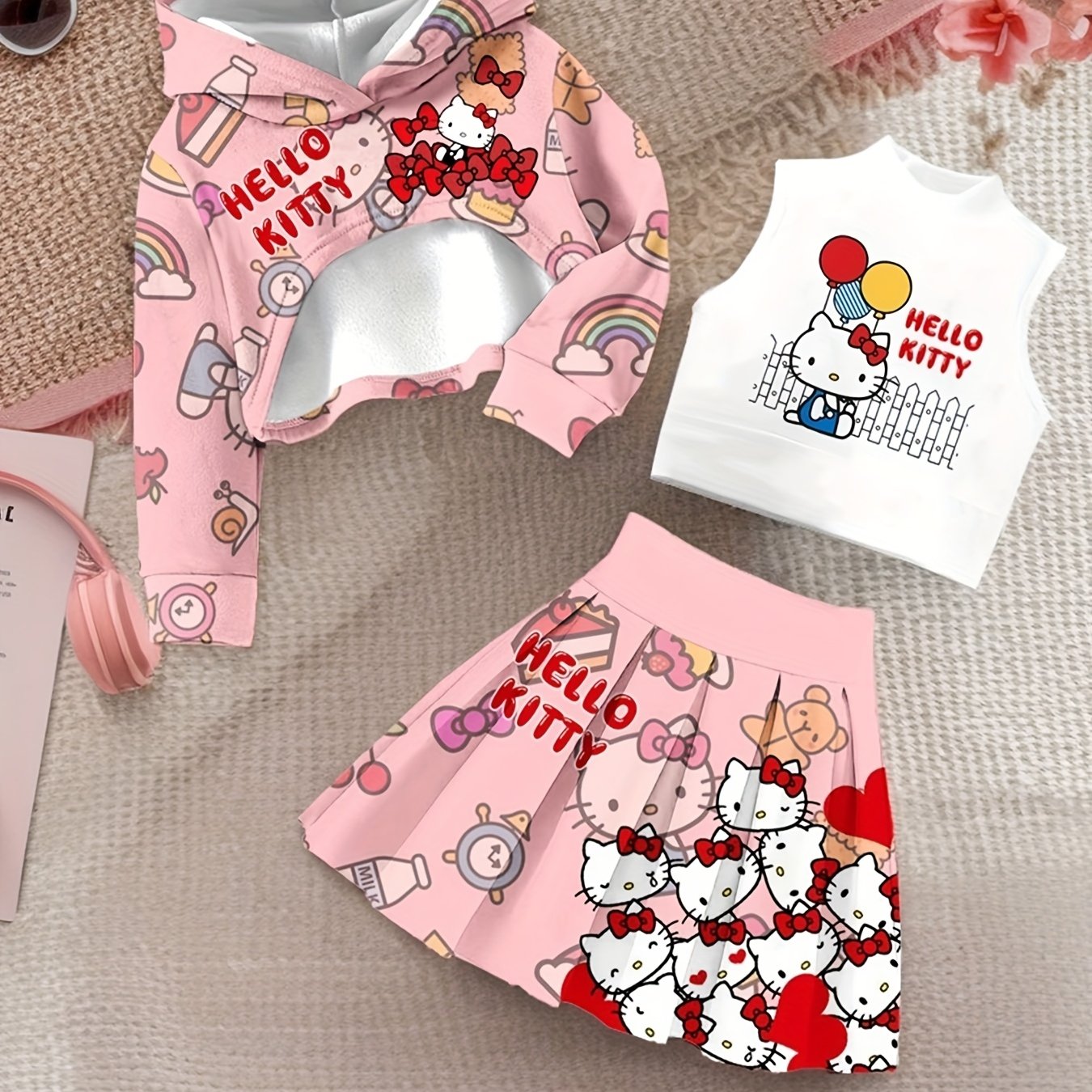 E-shop Sanrio Print Neuheit Mode Weste + Sweatshirt + Rock Set, Niedliches Cartoon-Muster, Zufällige Blumen-Grundfarbe, Bequemer Casual-Stil, Weicher