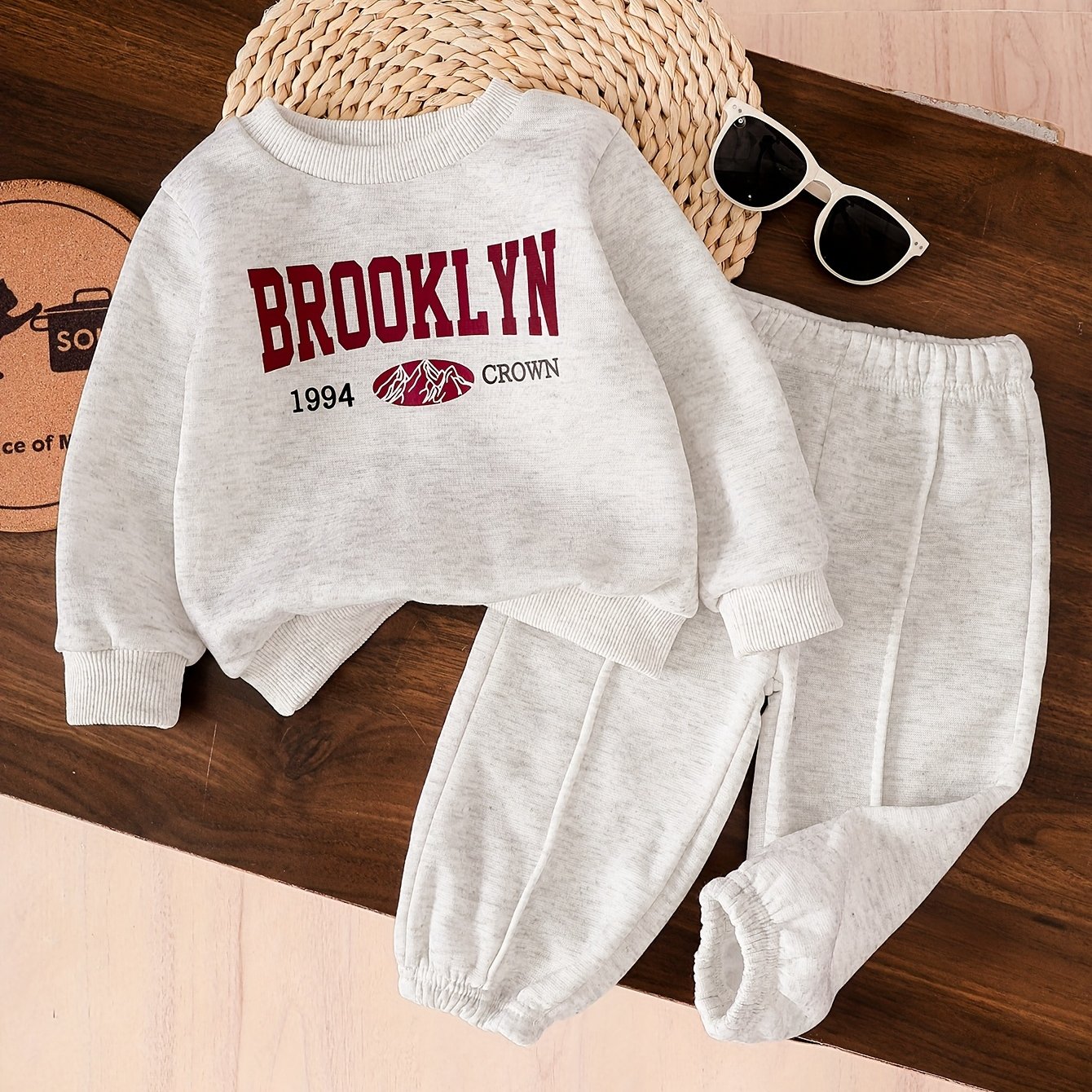 E-shop Jungen-Set aus Sweatshirt langer Hose in einfarbigem Grau mit Buchstaben-Print, lässiges Mode-Set, für Herbst- Winterkleidung, ein bequemes Set,