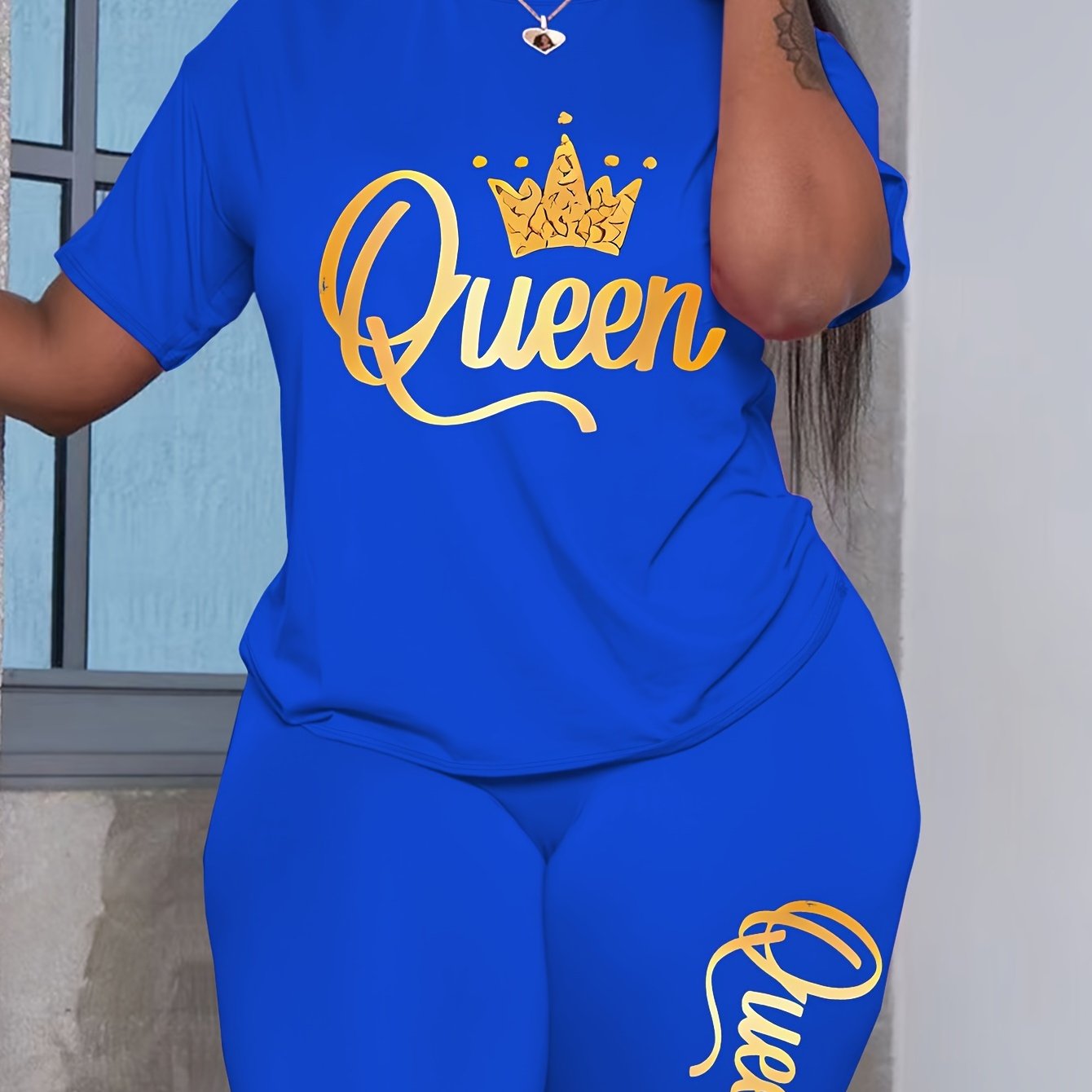 E-shop Plus Size - Plus Size - Ein zweiteiliges Outfit für Damen mit kurzen Ärmeln und Shorts, verziert mit den Buchstaben von 'Queen' und einem