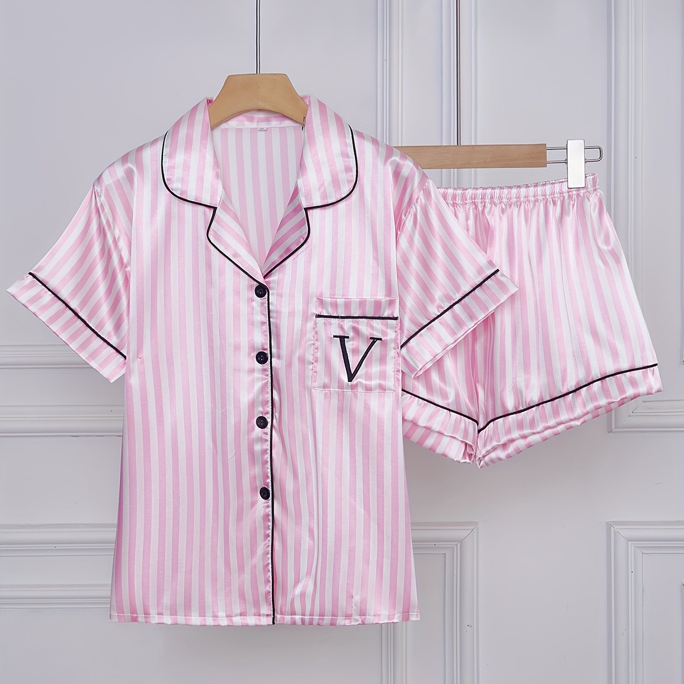 E-shop Gestreiftes, besticktes Pyjama-Set mit , lässige Satin-Schlafbekleidung mit Reverskragen und Knopf-Detail, Polyester 95 % Elastan 5 %,