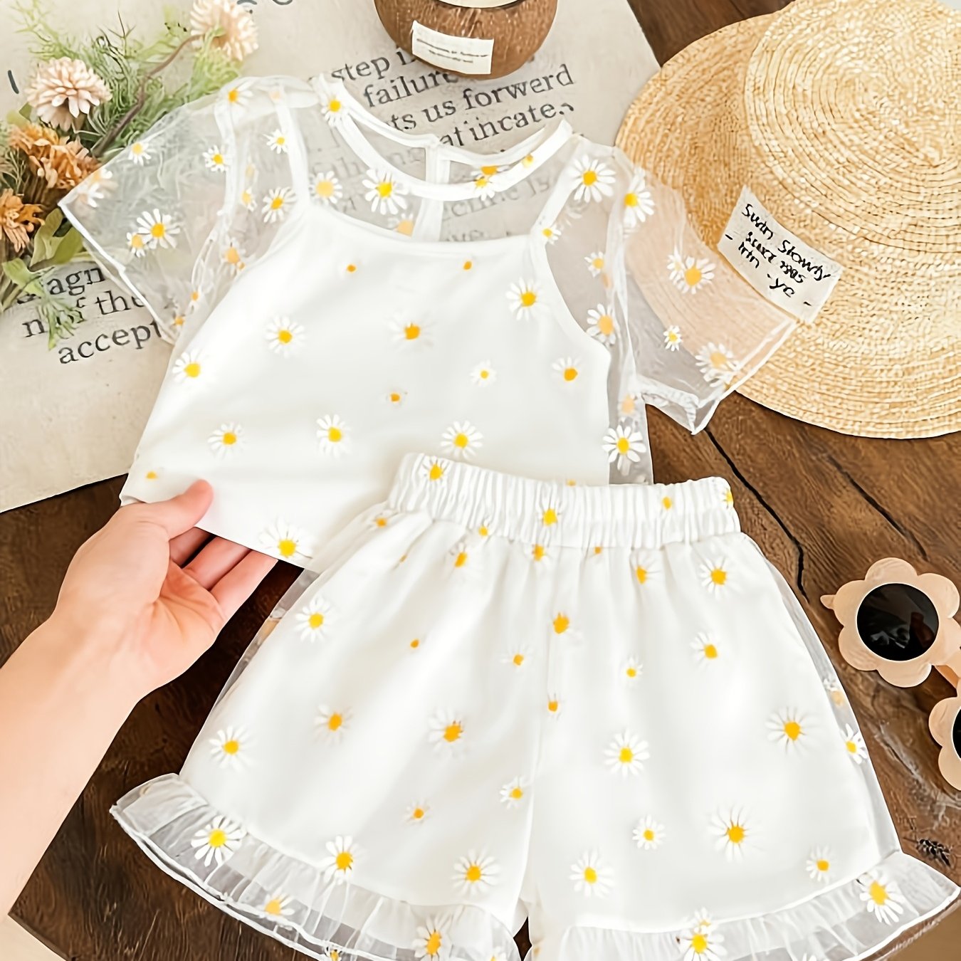 TEMU Ensemble 3 pièces pour fille, nouveauté d'été, haut débardeur à manches courtes et short, petit motif de marguerites, et simple, adapté à une