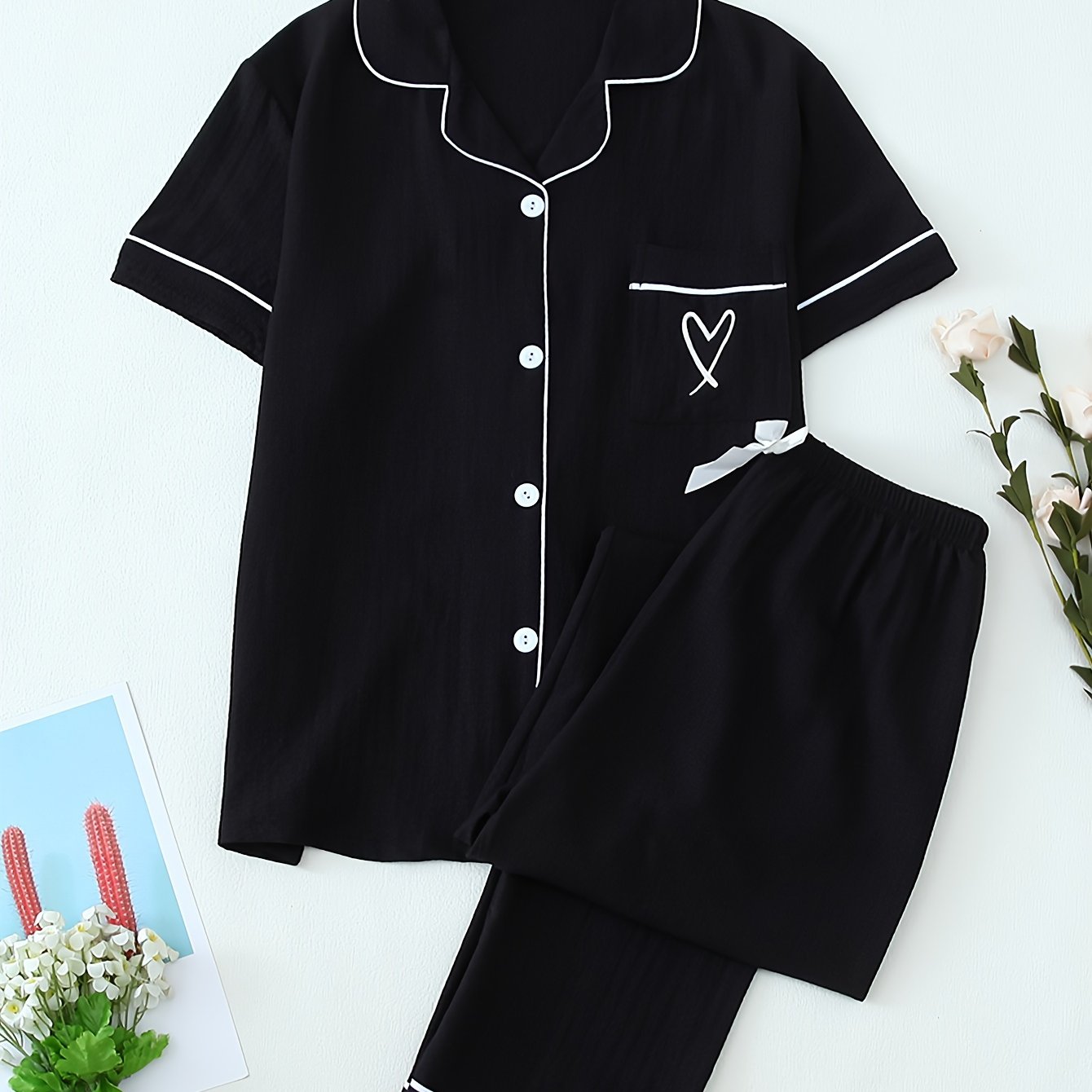 E-shop Lässiges Pyjama-Set für Damen mit Herz-Stickerei, strukturiert, kurzärmliges Oberteil mit Revers und Hose, bequeme, entspannte Passform